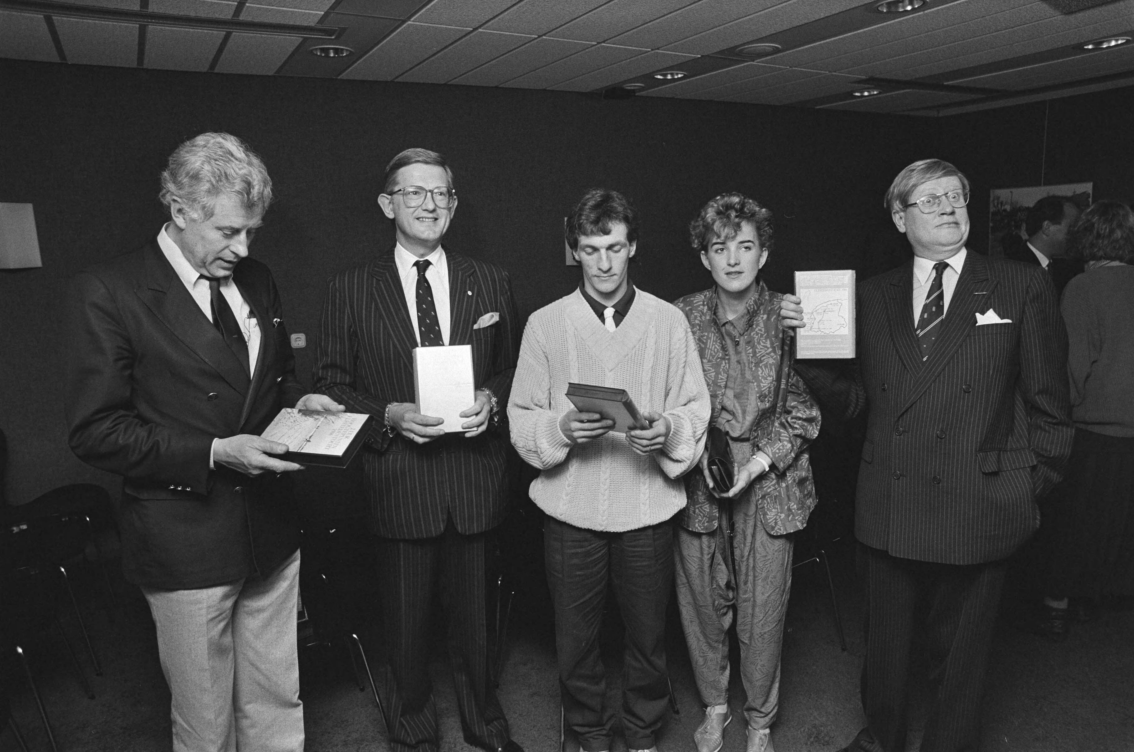 Mr. Pieter van Vollenhoven ontvangt de eerste videocassette van de Elfstedentocht — V.l.n.r. Voorzitter Sipkema, mr. Pieter van Vollenhoven, Evert van Benthem, Jeanette van Benthem, Hans Wiegel — Foto: Bogaerts, Rob / Anefo. Licentie: Set B: Rechtenvrij / Publiek Domein. Bron: Nationaal Archief. http://hdl.handle.net/10648/ad5085f6-d0b4-102d-bcf8-003048976d84