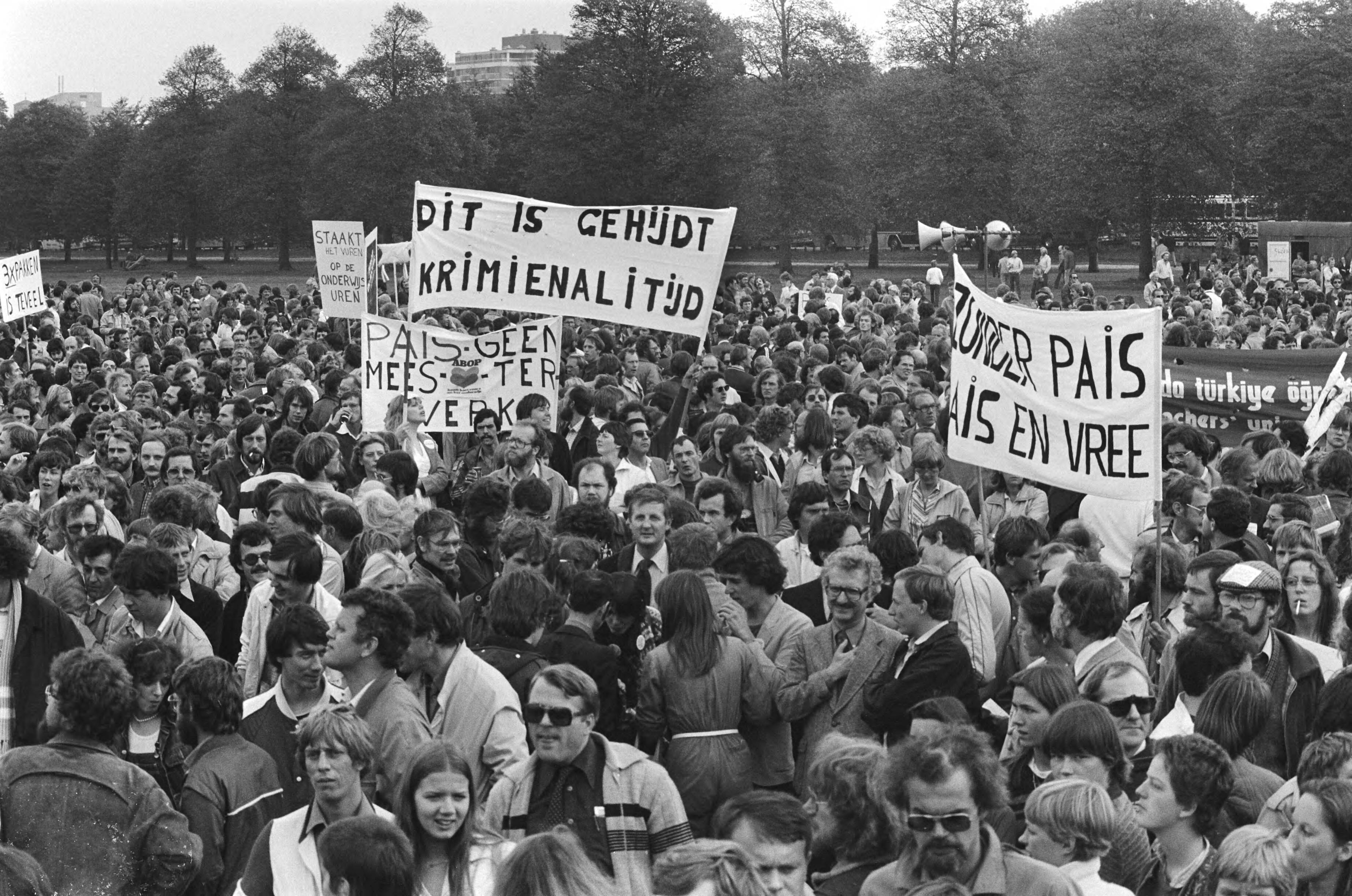 Fotocollectie Anefo — Demonstratie leerkrachten in Den Haag tegen beleid regering, demonstranten op het Malieveld — Foto: Croes, Rob C. / Anefo. Licentie: Set B: Rechtenvrij / Publiek Domein. Bron: Nationaal Archief. http://hdl.handle.net/10648/ace97712-d0b4-102d-bcf8-003048976d84