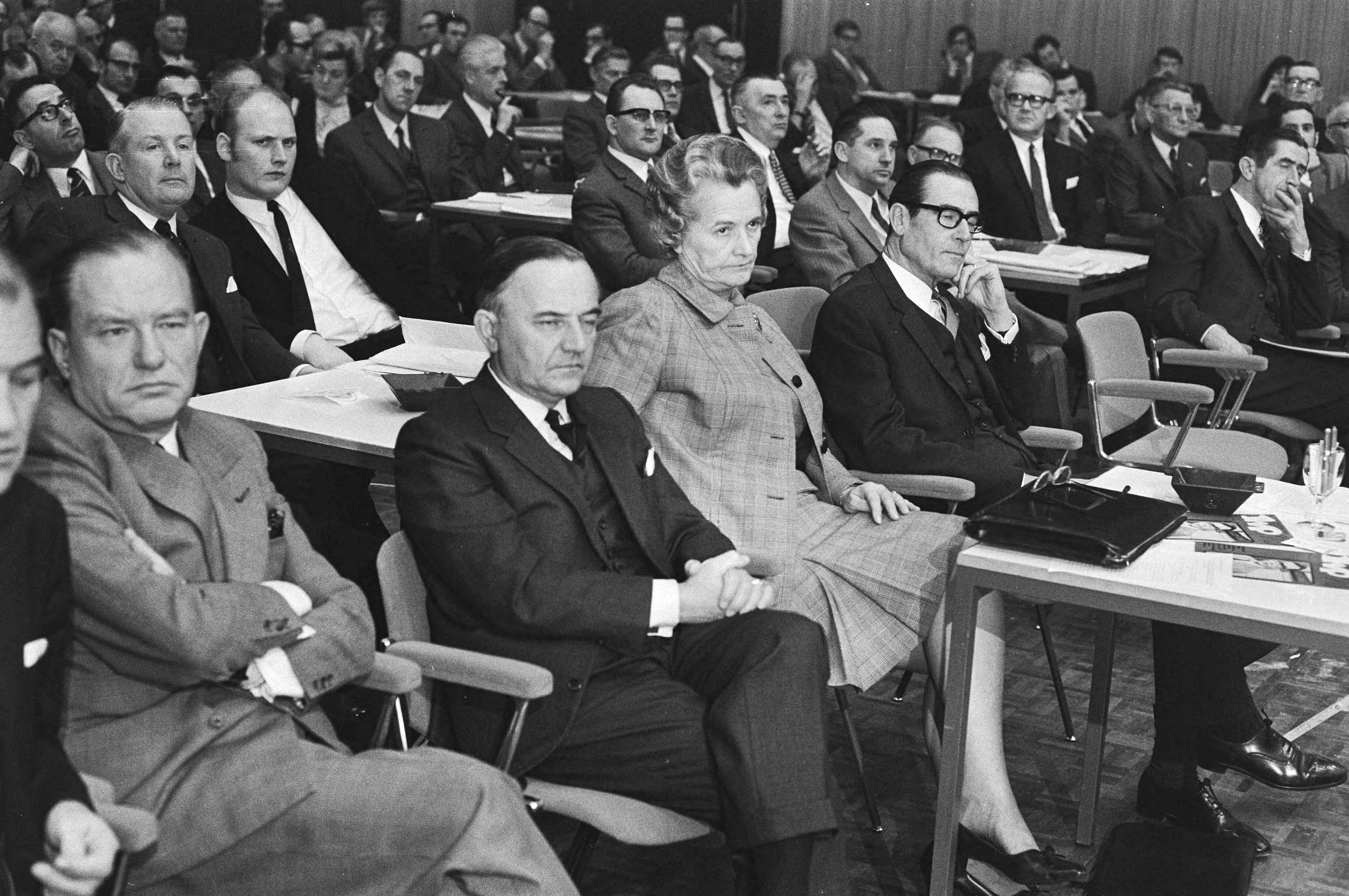 Fotocollectie Anefo — KVP-vergadering over gemeenschappelijk urgentieprogramma met CHU en ARP, Breda — Foto: Verhoeff, Bert / Anefo. Licentie: Set B: Rechtenvrij / Publiek Domein. Bron: Nationaal Archief. http://hdl.handle.net/10648/abacf6da-d0b4-102d-bcf8-003048976d84
