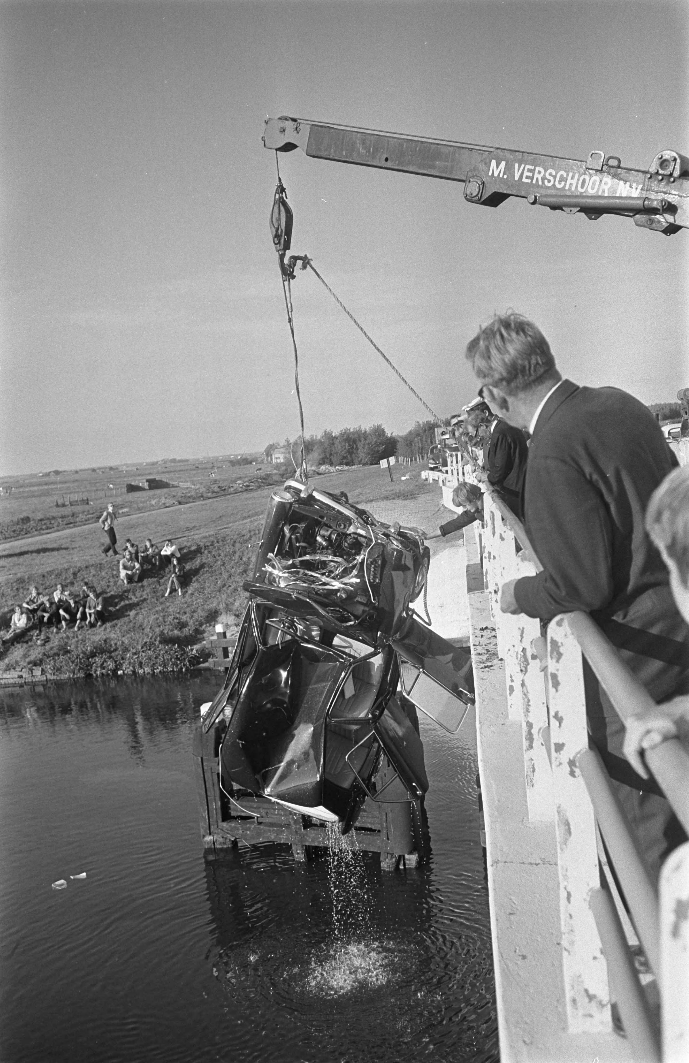 Fotocollectie Anefo — Auto te water op snelweg Amsterdam naar Den Haag ; wrak wordt uit kanaal gehesen — Foto: Koch, Eric / Anefo. Licentie: Set B: Rechtenvrij / Publiek Domein. Bron: Nationaal Archief. http://hdl.handle.net/10648/aba45796-d0b4-102d-bcf8-003048976d84