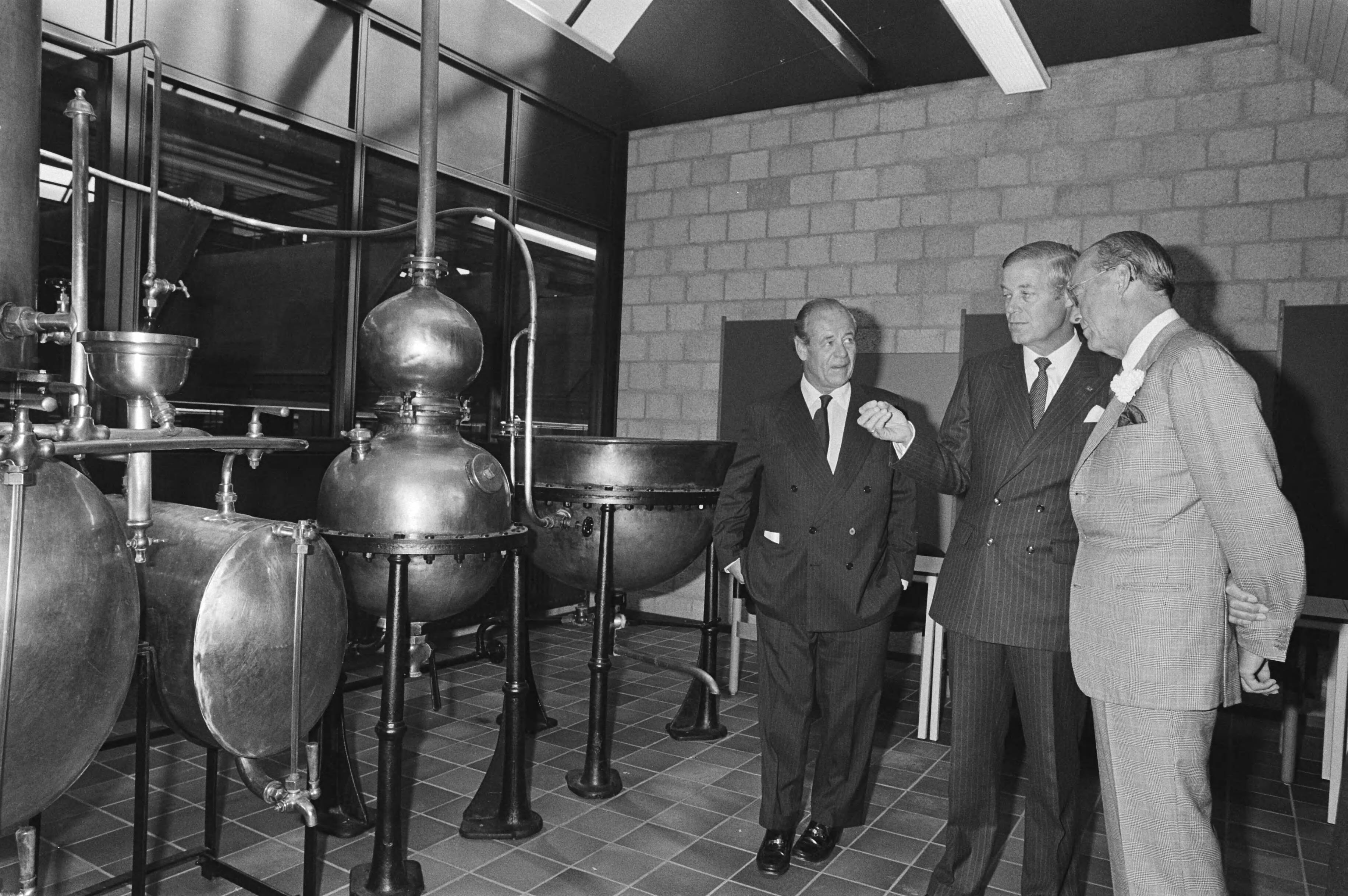 Opening door prins Bernhard van de nieuwe vestiging van de Gedistilleerd en Wijngroep Nederland B.V. (dochter van Heineken) in Zoetermeer — Prins Bernhard tijdens de rondleiding — Foto: Dijk, Hans van / Anefo. Licentie: Set B: Rechtenvrij / Publiek Domein. Bron: Nationaal Archief. http://hdl.handle.net/10648/acd16ef6-d0b4-102d-bcf8-003048976d84