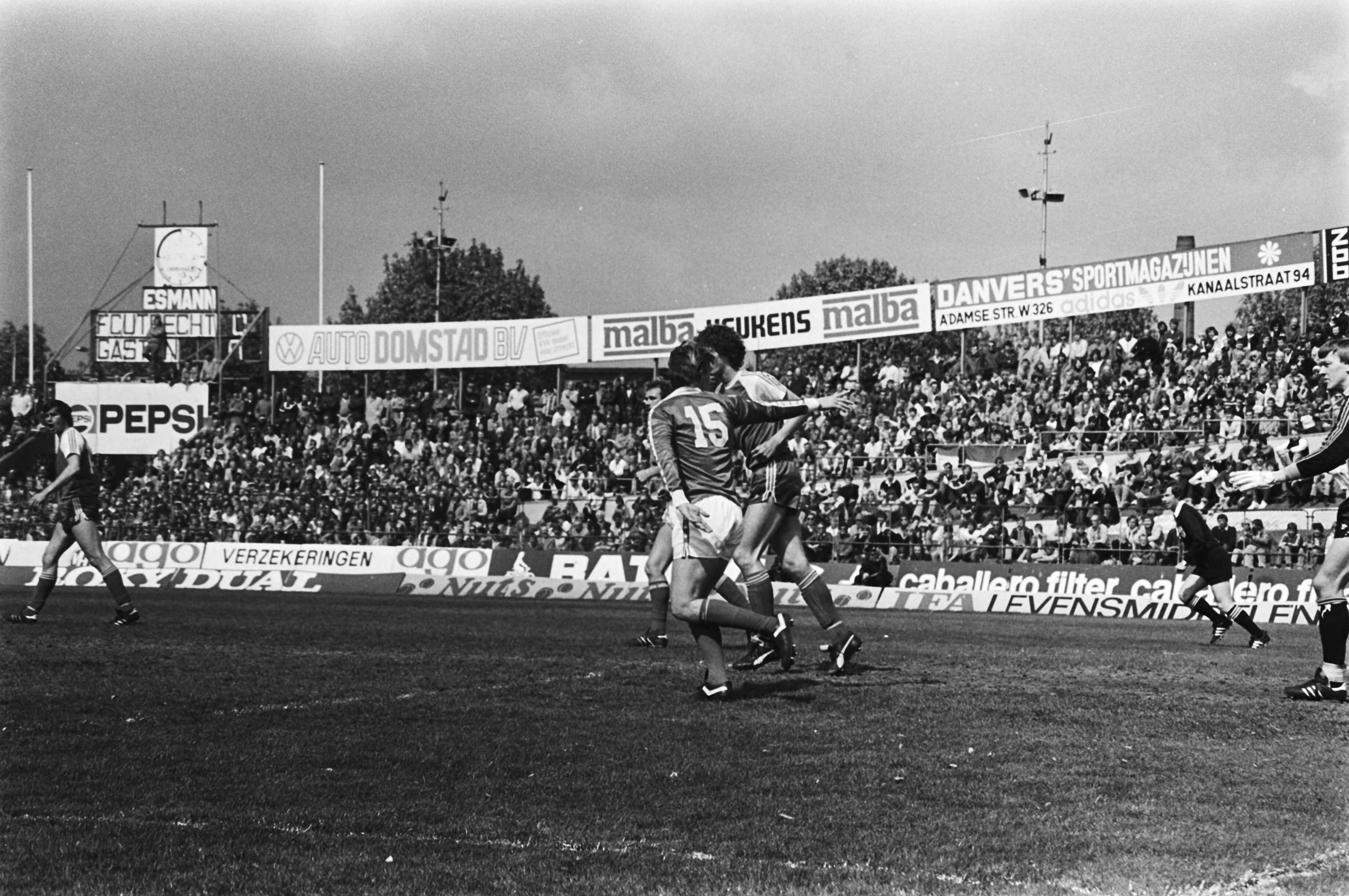 Fotocollectie Anefo — Laatste wedstrijd in stadion Galgenwaard in Utrecht, FC Utrecht tegen PSV, spelmomenten — Foto: Dijk, Hans van / Anefo. Licentie: Set B: Rechtenvrij / Publiek Domein. Bron: Nationaal Archief. http://hdl.handle.net/10648/acf9ce3c-d0b4-102d-bcf8-003048976d84