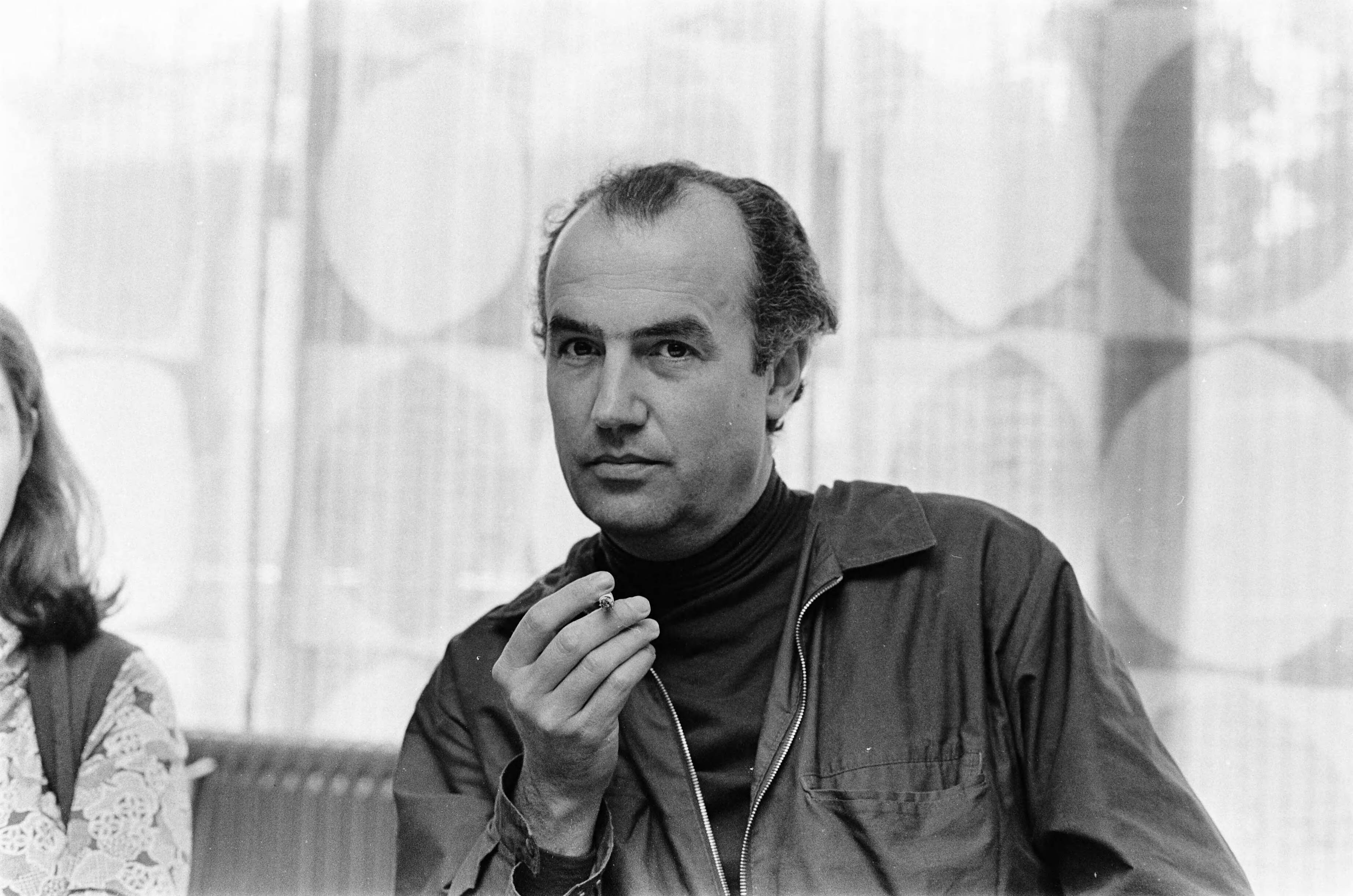 Fotocollectie Anefo — Persconferentie van Italiaanse componist Luigi Mono in Hilversum; Luigi Mono (kop) — Foto: Evers, Joost / Anefo. Licentie: Set B: Rechtenvrij / Publiek Domein. Bron: Nationaal Archief. http://hdl.handle.net/10648/ab99e0ea-d0b4-102d-bcf8-003048976d84