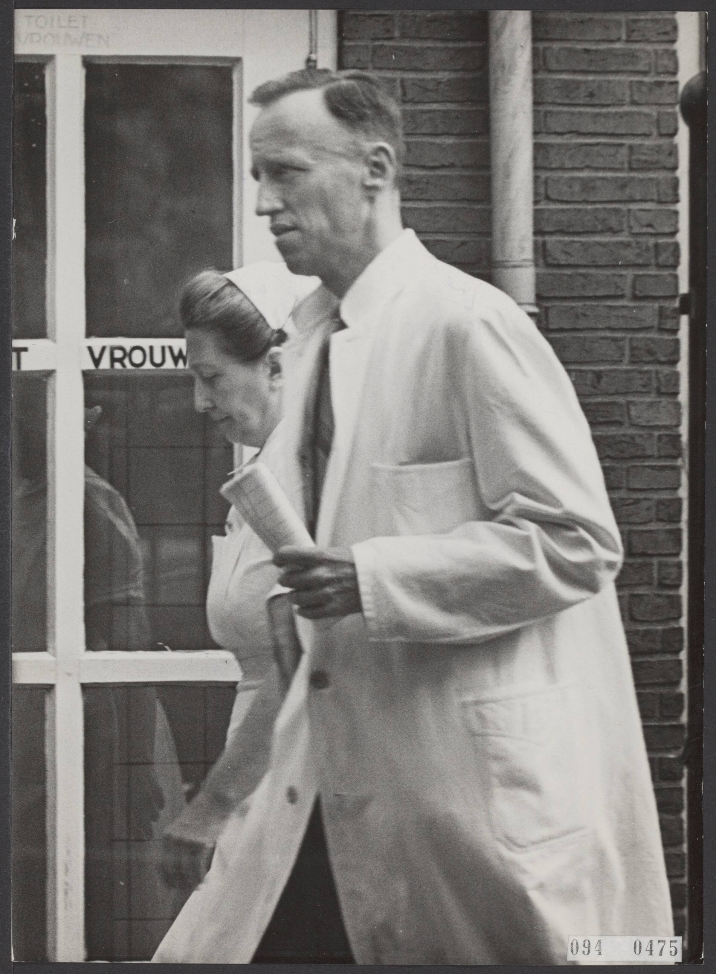 Fotocollectie Elsevier Binnenland — Operatie van de Siamese tweeling in Leeuwarden. Dr. J. Haijkens, kinderarts, die de algehele leiding van de operatie heeft — Foto: Fotograaf Onbekend / Anefo. Licentie: Set B: Rechtenvrij / Publiek Domein. Bron: Nationaal Archief. http://hdl.handle.net/10648/ae2c9de8-d0b4-102d-bcf8-003048976d84