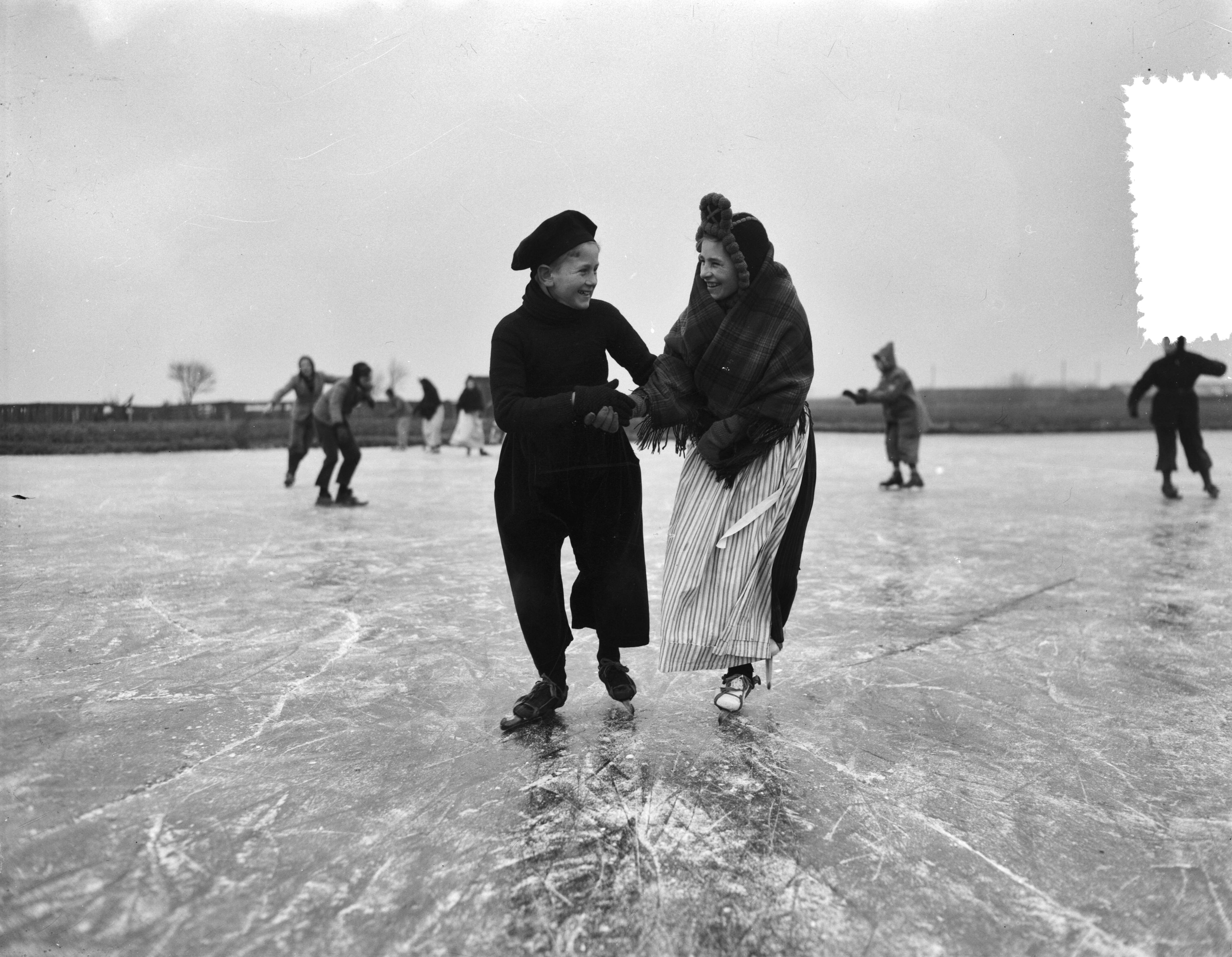 Fotocollectie Anefo — IJspret in Volendam — Foto: Noske, J.D. / Anefo. Licentie: Set B: Rechtenvrij / Publiek Domein. Bron: Nationaal Archief. http://hdl.handle.net/10648/a92f3238-d0b4-102d-bcf8-003048976d84