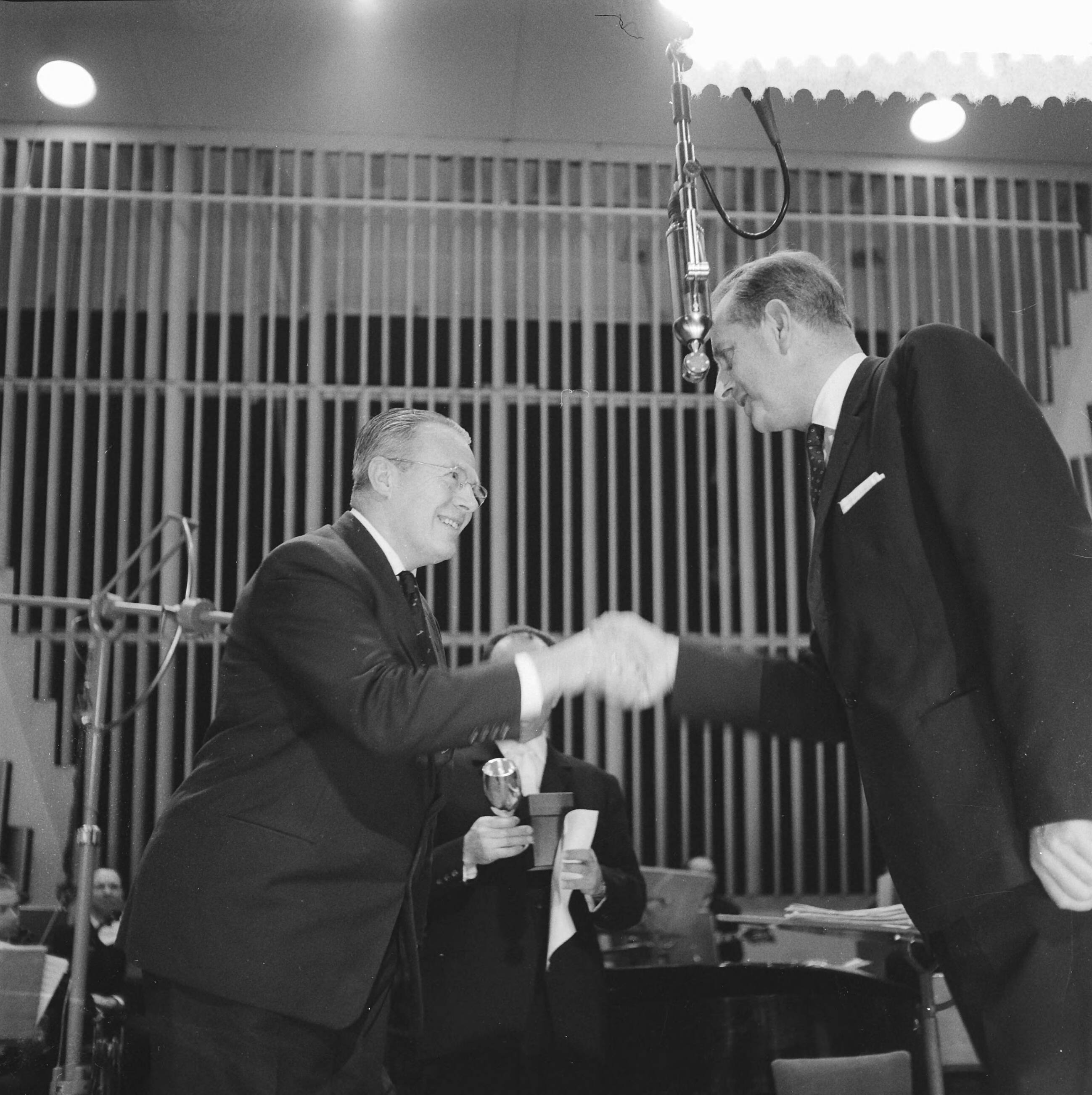 Fotocollectie Anefo — Verkiezing Sportman, Sportvrouw en Sportstad van het jaar. De vader van de sportvrouw Sjoukje Dijkstra neemt de prijs ontvangst — Foto: Lindeboom, Henk / Anefo. Licentie: Set B: Rechtenvrij / Publiek Domein. Bron: Nationaal Archief. http://hdl.handle.net/10648/a9a4de70-d0b4-102d-bcf8-003048976d84
