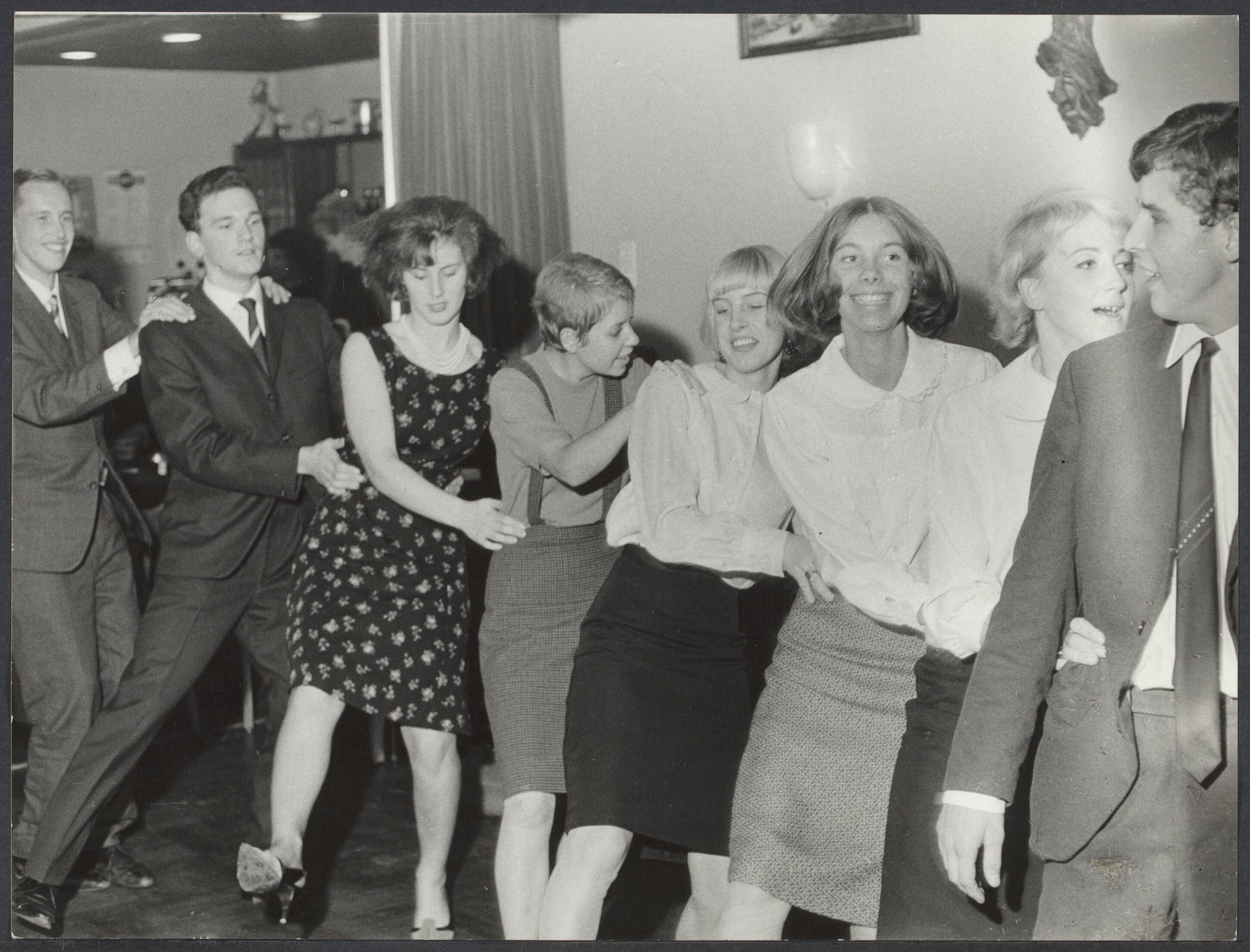 Spaarnestad. Sport en Spel - Nederland — [Serie bedrijfsvoetbal Spaarnestad, diverse jaren] H.D.J - Bruna voetballen oct '65 [na afloop in de kantine, polonaise] — Foto: Essenberg, Hans / Spaarnestad / Spaarnestad Photo (05887). Licentie: Set B: Rechtenvrij / Publiek Domein. Bron: Nationaal Archief. http://hdl.handle.net/10648/9cf73521-3773-3a58-f986-fd225a6143e0