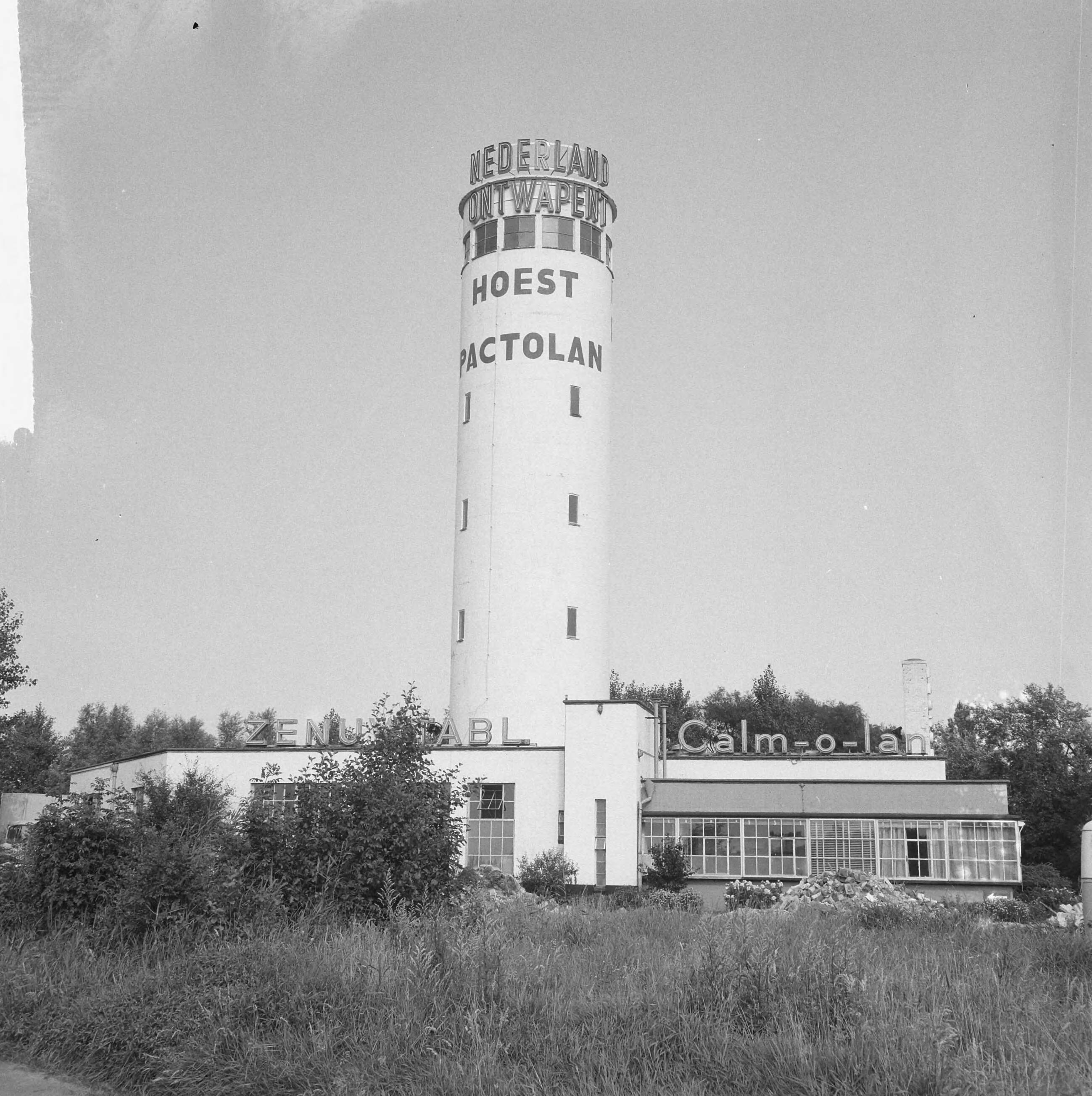 Fotocollectie Anefo — Toren, bij Naarden, met in neon-letters met tekst "Nederland Ontwapent" — Foto: Evers, Joost / Anefo. Licentie: Set B: Rechtenvrij / Publiek Domein. Bron: Nationaal Archief. http://hdl.handle.net/10648/aab9faac-d0b4-102d-bcf8-003048976d84
