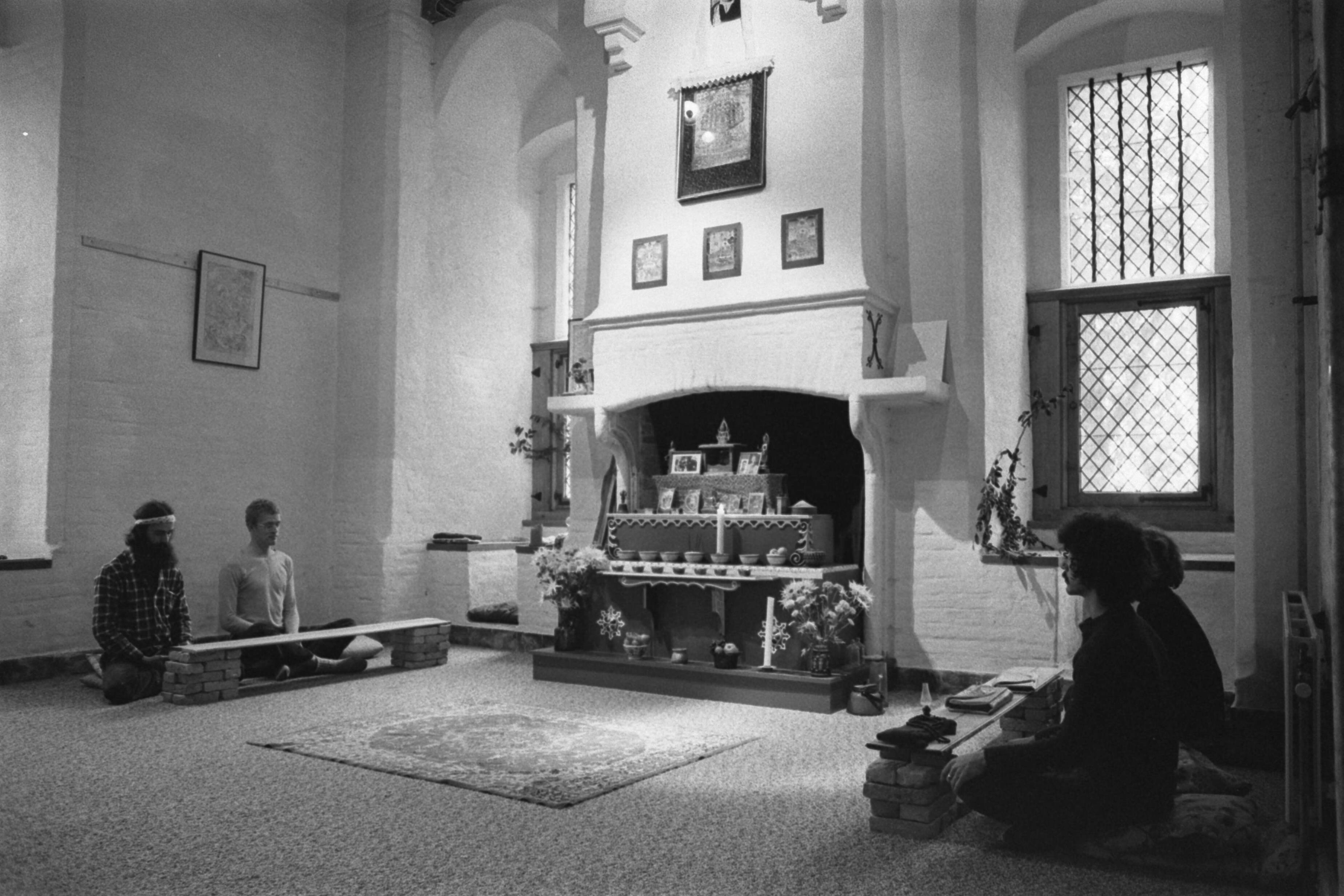 Fotocollectie Anefo — Boedhisten in Hamtoren nabij Vleuten. Eerste boedhistisch centrum in Nederland; Boedhisten tijdens mediteren — Foto: Verhoeff, Bert / Anefo. Licentie: Set B: Rechtenvrij / Publiek Domein. Bron: Nationaal Archief. http://hdl.handle.net/10648/ac8d2020-d0b4-102d-bcf8-003048976d84