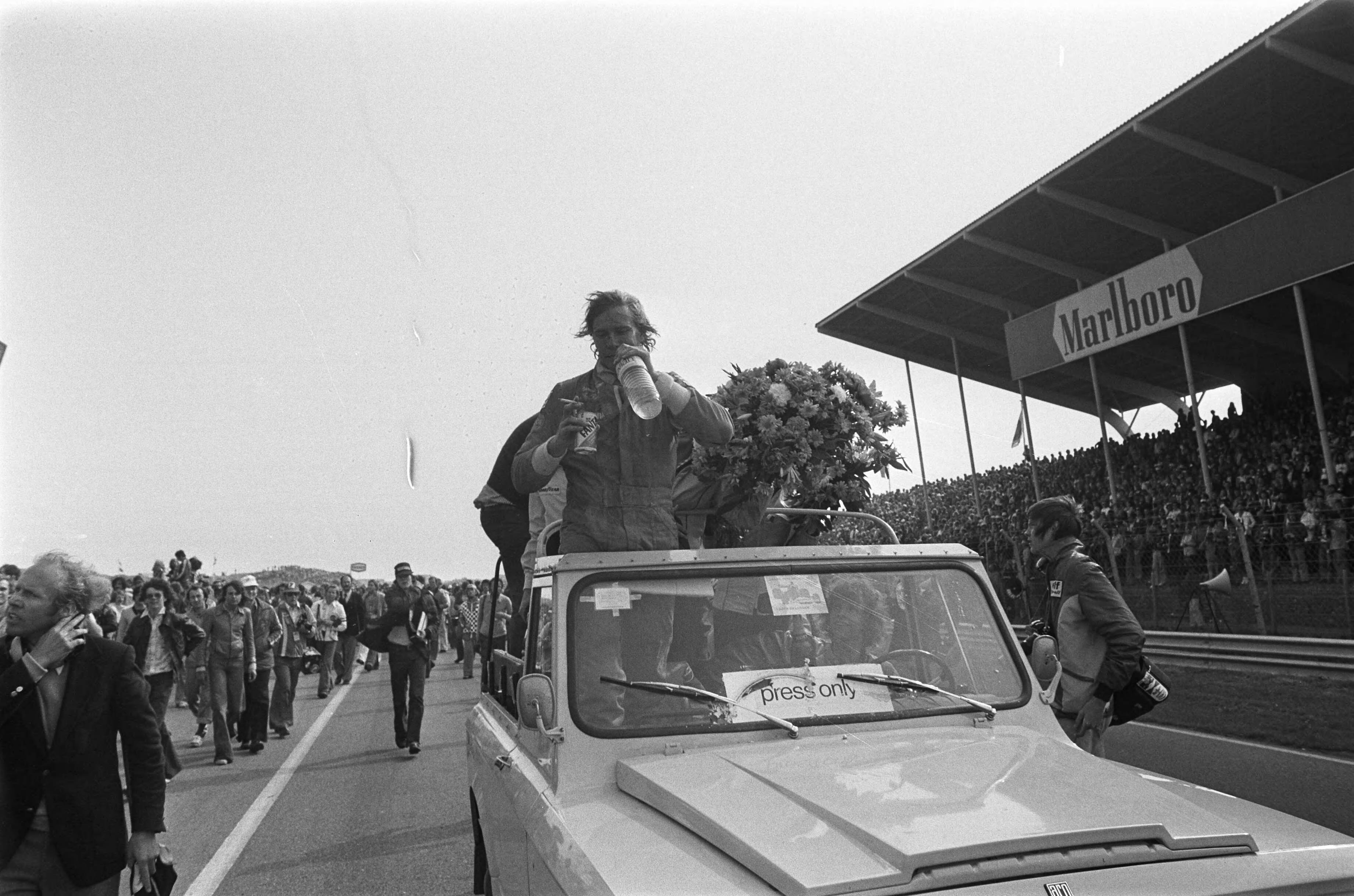 Grand Prix op het circuit van Zandvoort — Huldiging van winnaar James Hunt — Foto: Croes, Rob C. / Anefo. Licentie: Set B: Rechtenvrij / Publiek Domein. Bron: Nationaal Archief. http://hdl.handle.net/10648/ac6bd456-d0b4-102d-bcf8-003048976d84