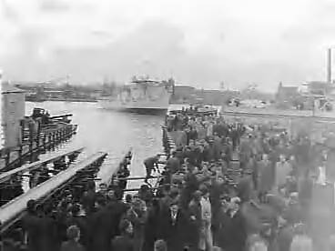 Fotocollectie Anefo — Tewaterlating mijnenveger Hr. Ms. "Woerden" bij de Haarlemse Scheepsbouw Maatschappij — Foto: Rossem, Wim van / Anefo. Licentie: Set B: Rechtenvrij / Publiek Domein. Bron: Nationaal Archief. http://hdl.handle.net/10648/a9536d56-d0b4-102d-bcf8-003048976d84