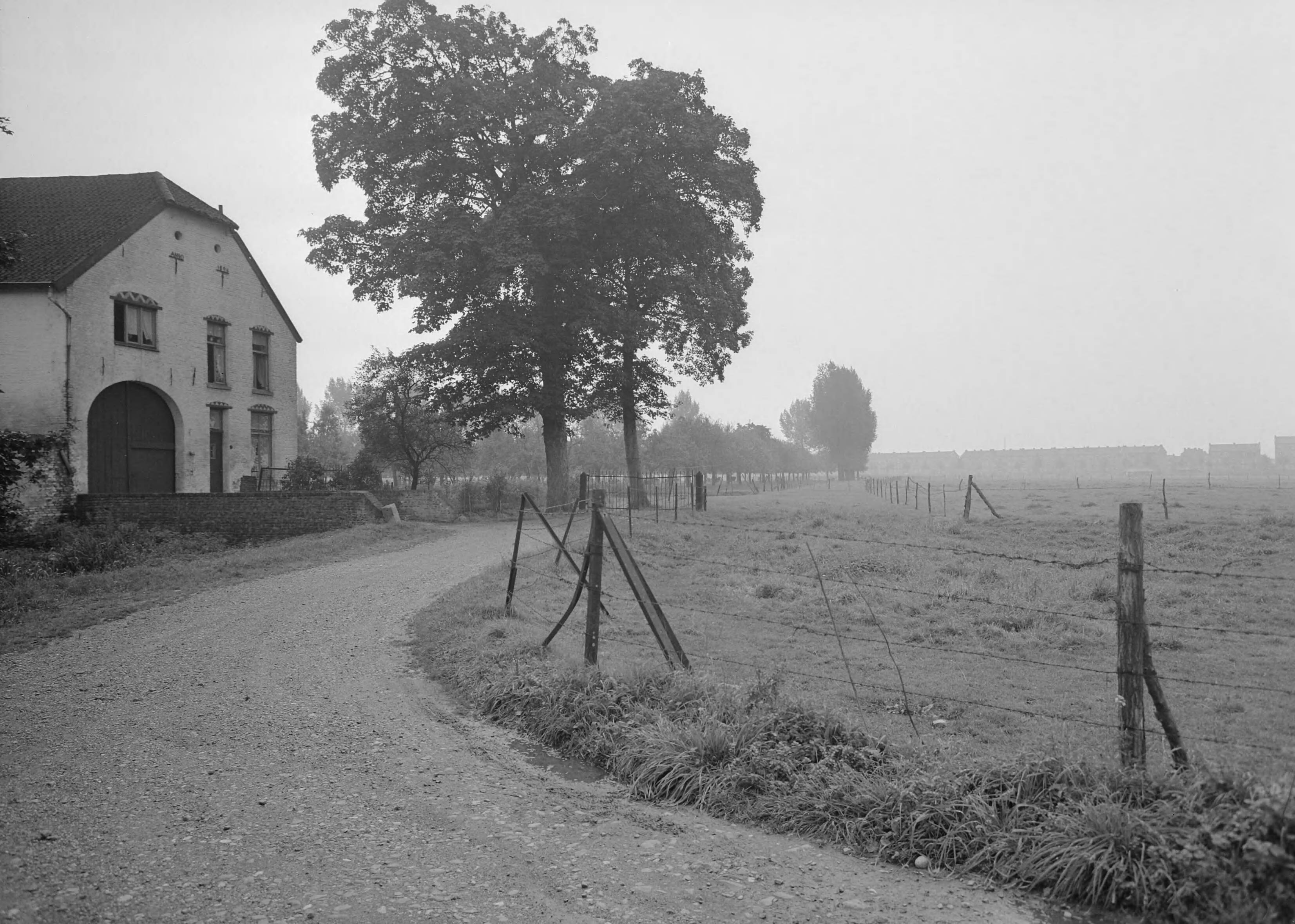 Fotocollectie Nederlandse Heidemaatschappij — Overizcht sportvelden Jekerdal Maastricht tijdens uivoering sept. '55 gezien vanaf Pietersberg — Foto: Eyssen, [...] / Heidemij. Licentie: Set B: Rechtenvrij / Publiek Domein. Bron: Nationaal Archief. http://hdl.handle.net/10648/ae789e96-d0b4-102d-bcf8-003048976d84