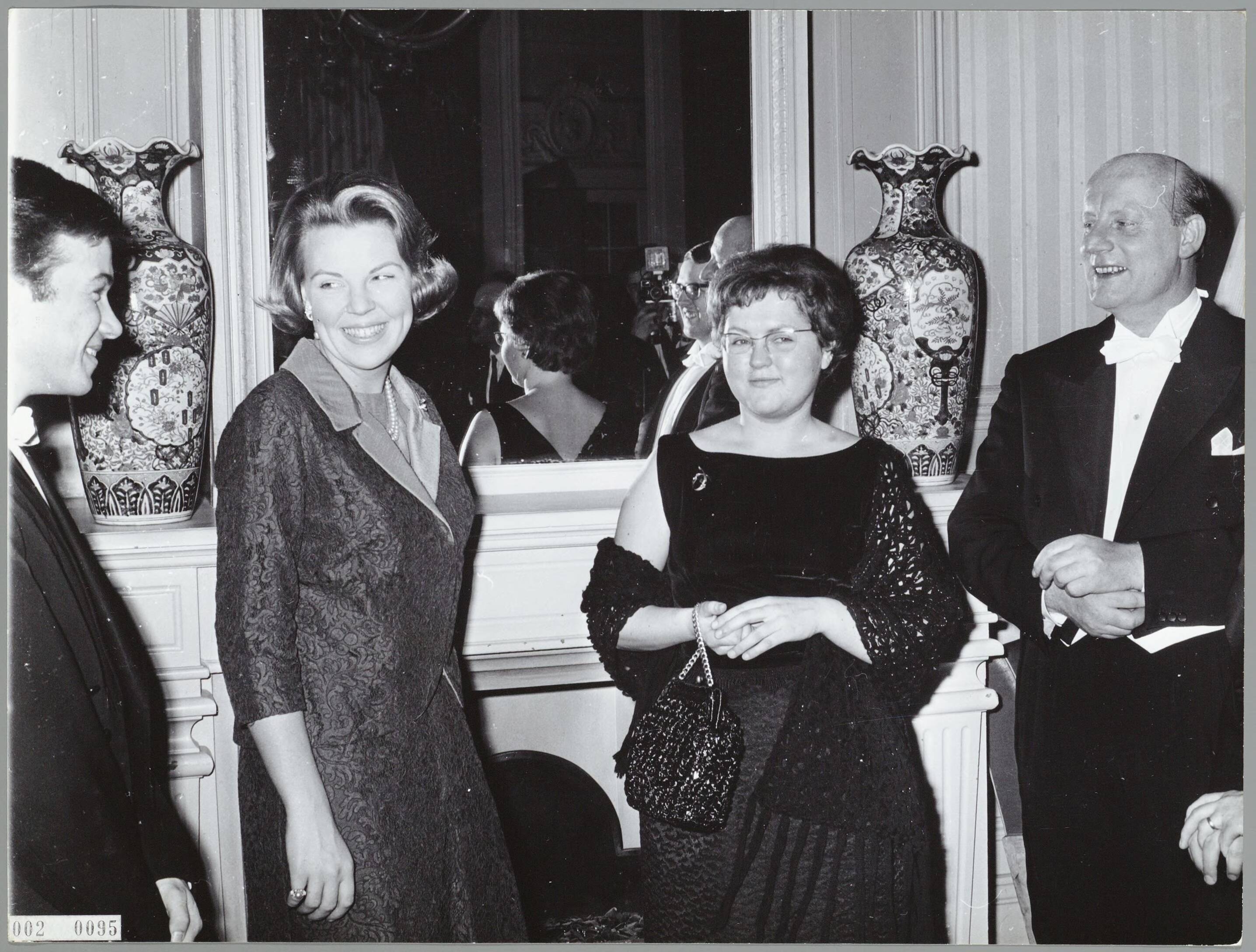 Fotocollectie RVD / Koninklijk Huis — Prinses Beatrix aanwezig bij het 2e deel van het concert Koninklijk Conservatorium in de Kurzaal te Den Haag, 14 december 1964 — Foto: Fotograaf Onbekend / Anefo. Licentie: Set B: Rechtenvrij / Publiek Domein. Bron: Nationaal Archief. http://hdl.handle.net/10648/afafc3ca-d0b4-102d-bcf8-003048976d84