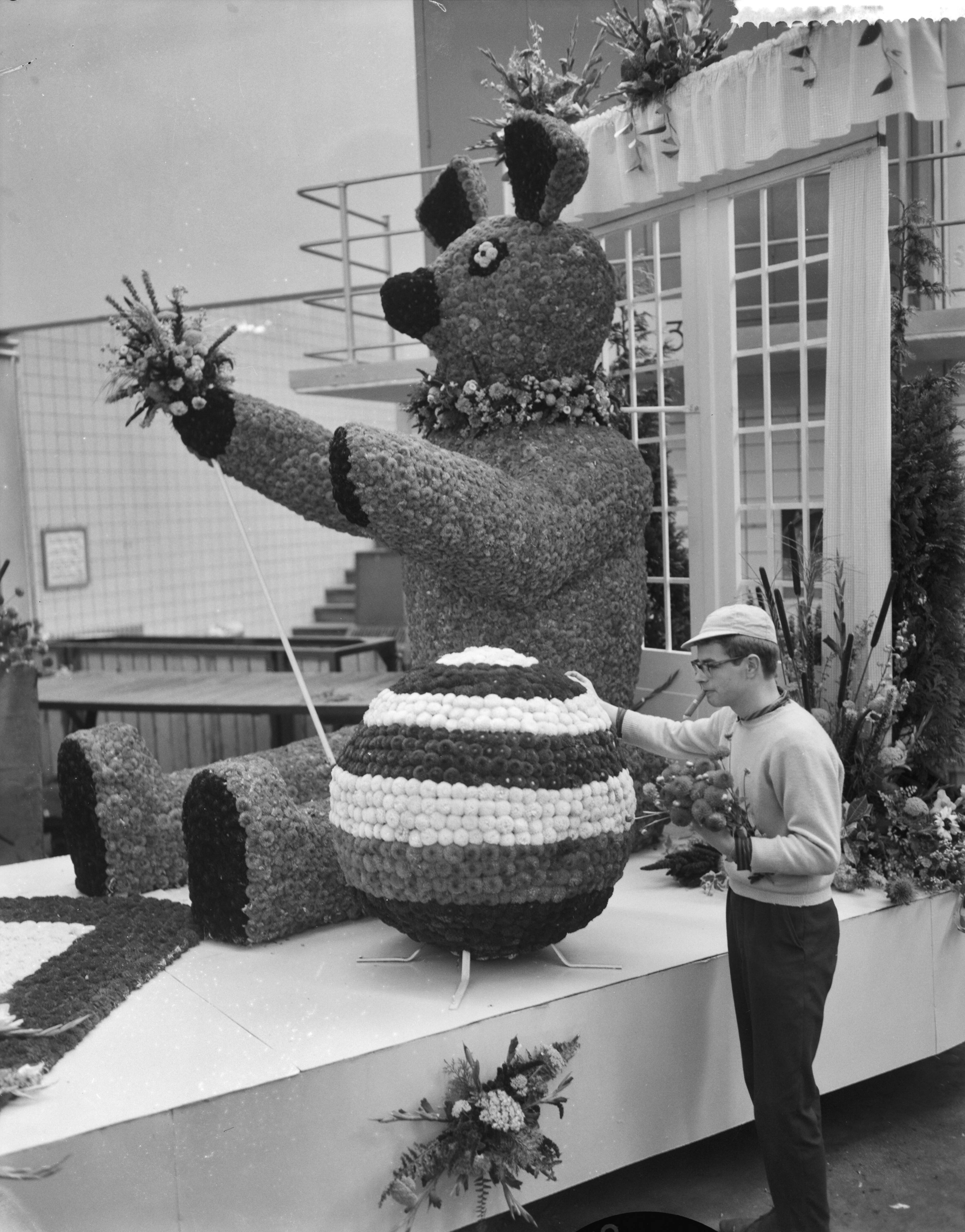 Fotocollectie Anefo — Praalwagens worden opgesierd in de Aalsmeerder veilinghallen voor het bloemencorso — Foto: Bilsen, Joop van / Anefo. Licentie: Set B: Rechtenvrij / Publiek Domein. Bron: Nationaal Archief. http://hdl.handle.net/10648/a9b84668-d0b4-102d-bcf8-003048976d84