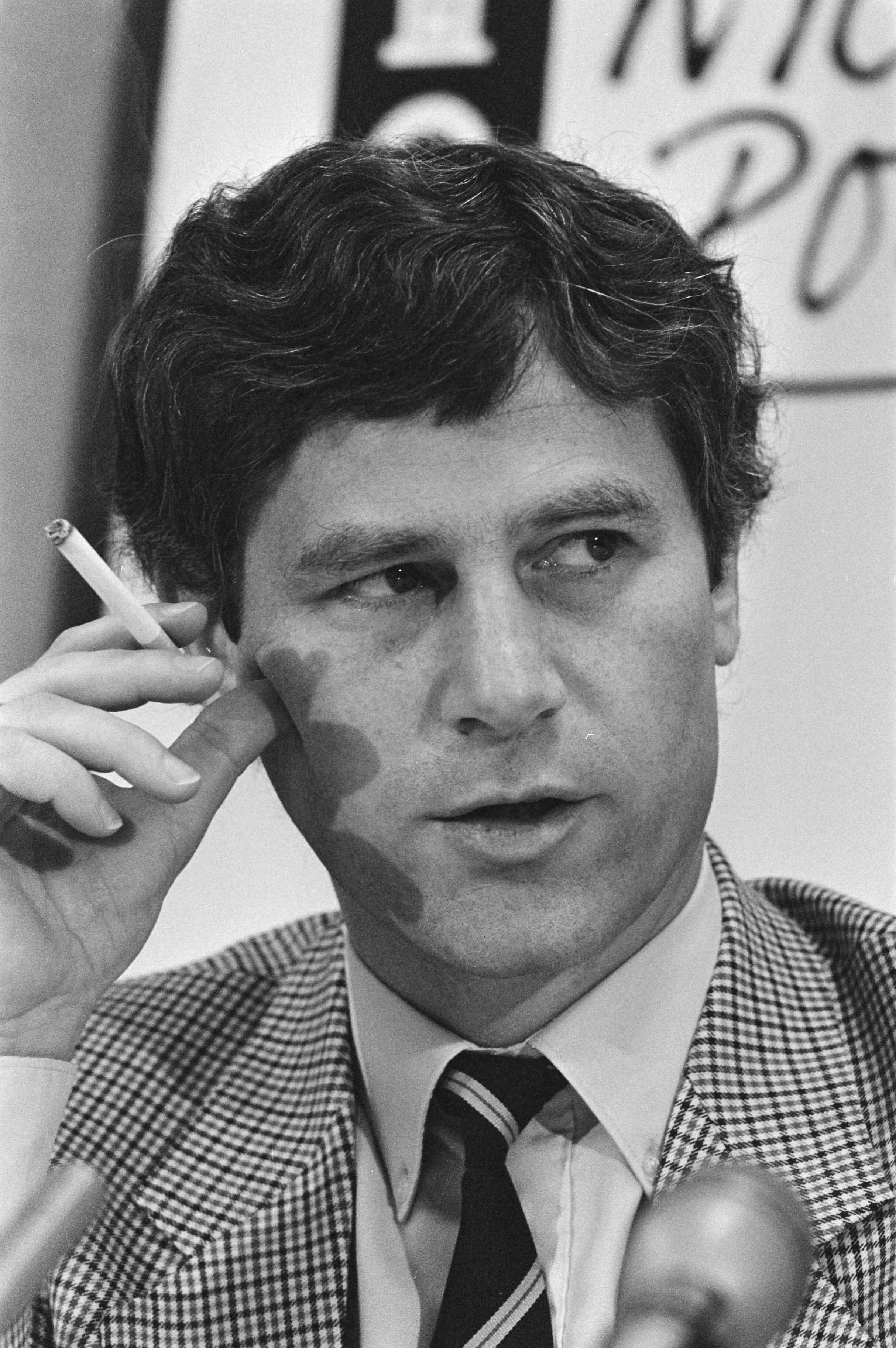 Fotocollectie Anefo — Persconferentie Centraal Plan Bureau , Den Haag ; directeur De Ridder aan het woord, kop — Foto: Bogaerts, Rob / Anefo. Licentie: Set B: Rechtenvrij / Publiek Domein. Bron: Nationaal Archief. http://hdl.handle.net/10648/ad44589e-d0b4-102d-bcf8-003048976d84