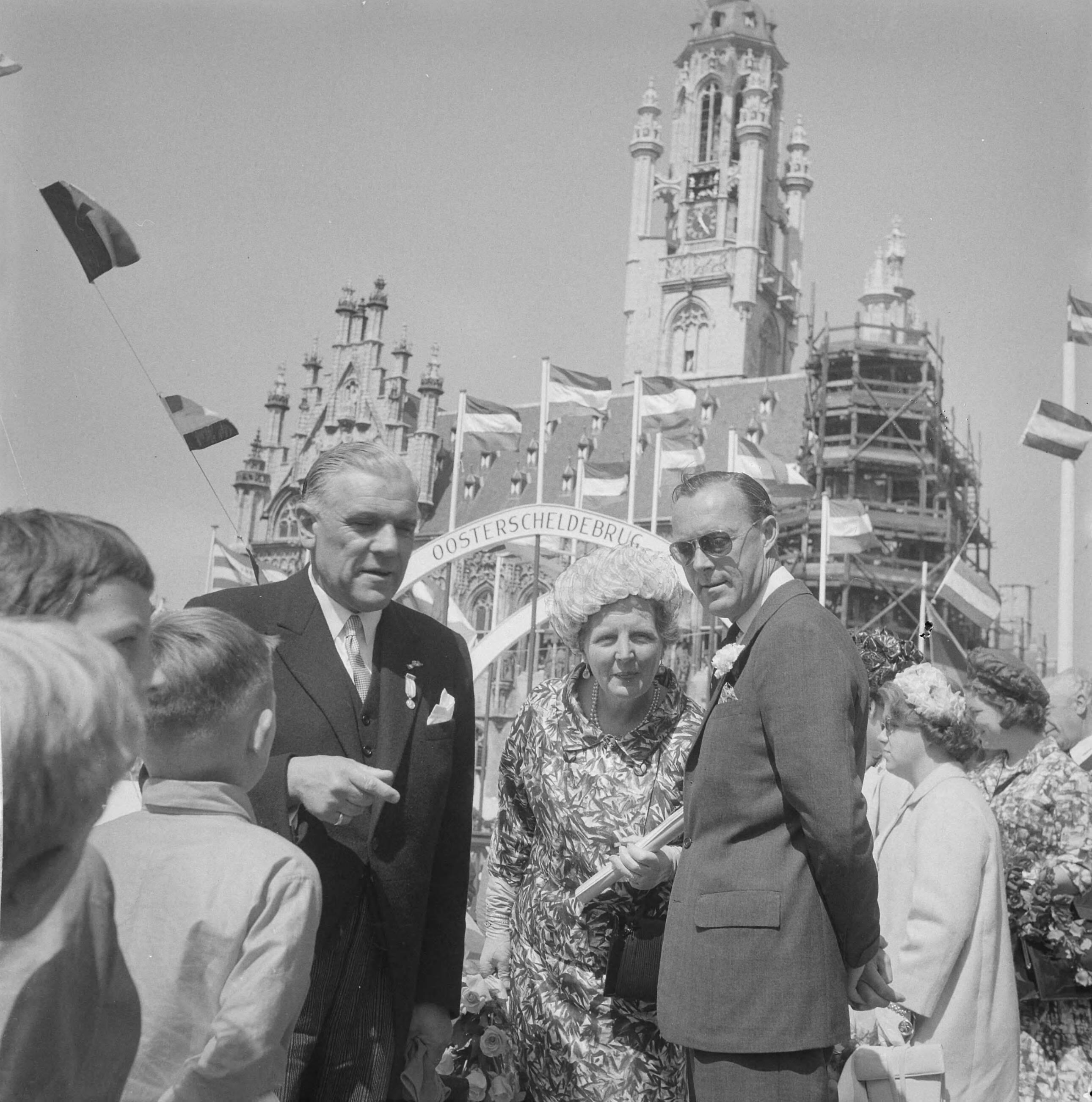 Koninklijk bezoek aan Zeeland (1962) — Koninklijke bezoek aan Middelburg — Foto: Nijs, Jac. de / Anefo. Licentie: Set B: Rechtenvrij / Publiek Domein. Bron: Nationaal Archief. http://hdl.handle.net/10648/aa074768-d0b4-102d-bcf8-003048976d84