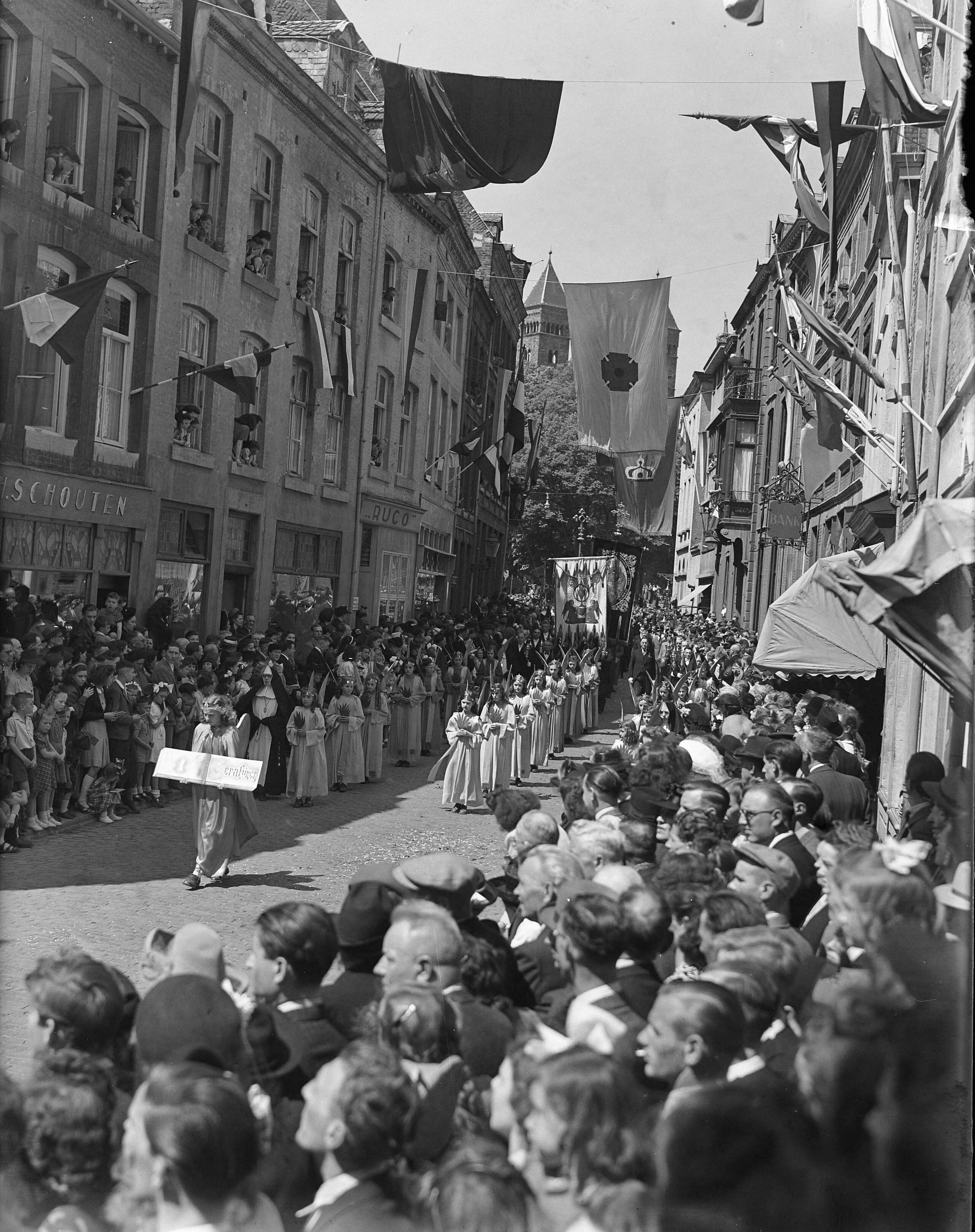 Fotocollectie Anefo — St. Servaasprocessie te Maastricht. Door de Grote Staat — Foto: Moedrik, D. / Anefo. Licentie: Set B: Rechtenvrij / Publiek Domein. Bron: Nationaal Archief. http://hdl.handle.net/10648/a8b6ce10-d0b4-102d-bcf8-003048976d84