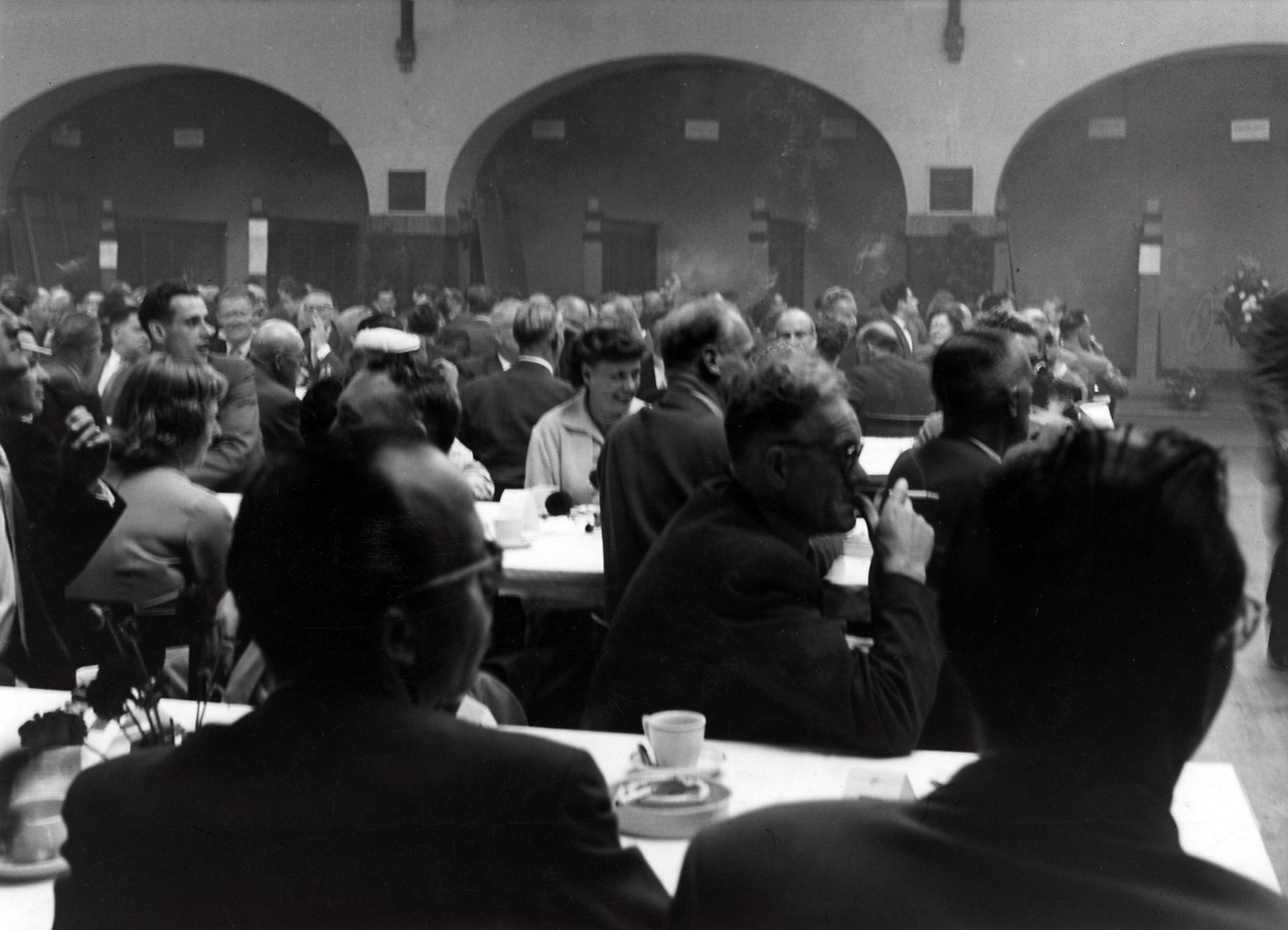 Collectie nader te bepalen — [50-jarig jubileum N.V. De Spaarnestad. Feestelijk ontbijt voor het personeel in het Krelagehuis te Haarlem] — Foto: Fotograaf Onbekend / Fotobureau onbekend / Spaarnestad Photo (05887). Licentie: Set B: Rechtenvrij / Publiek Domein. Bron: Nationaal Archief. http://hdl.handle.net/10648/35429da6-3a7c-a382-e063-6df0900a6686