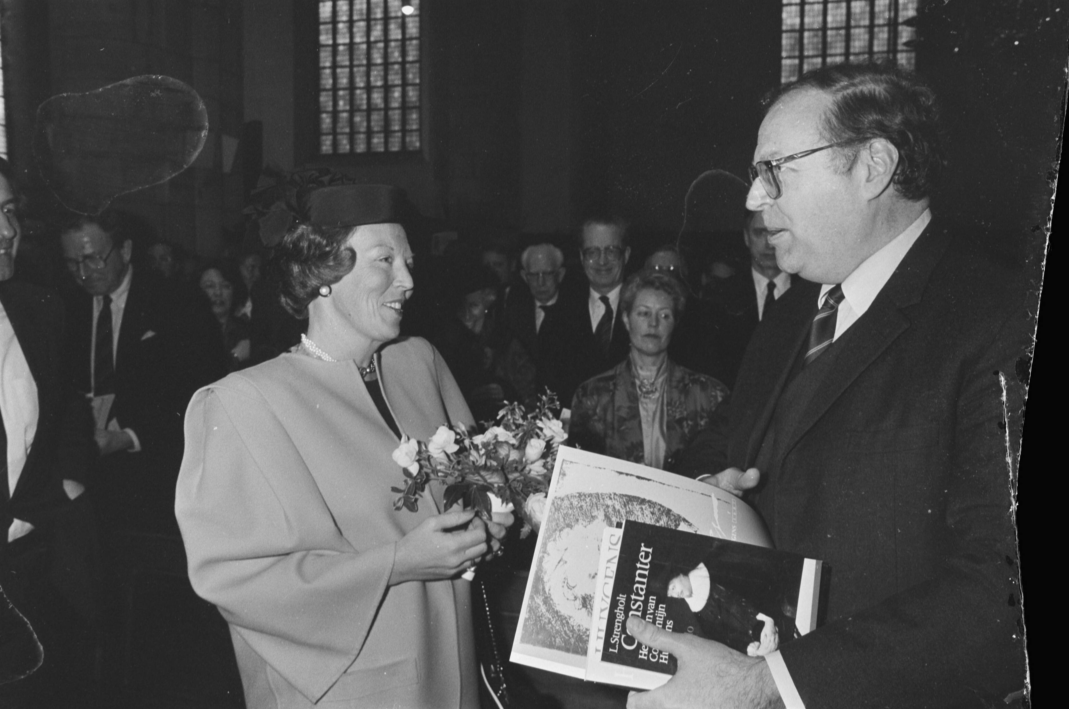 Fotocollectie Anefo — Koningin Beatrix bij Huygensherdenking in Den Haag ; prof. Wesseling (Mij. der Nederlandse Letterkunde) overhandigt HM enkele publikaties — Foto: Croes, Rob C. / Anefo. Licentie: Set B: Rechtenvrij / Publiek Domein. Bron: Nationaal Archief. http://hdl.handle.net/10648/ad5e896c-d0b4-102d-bcf8-003048976d84