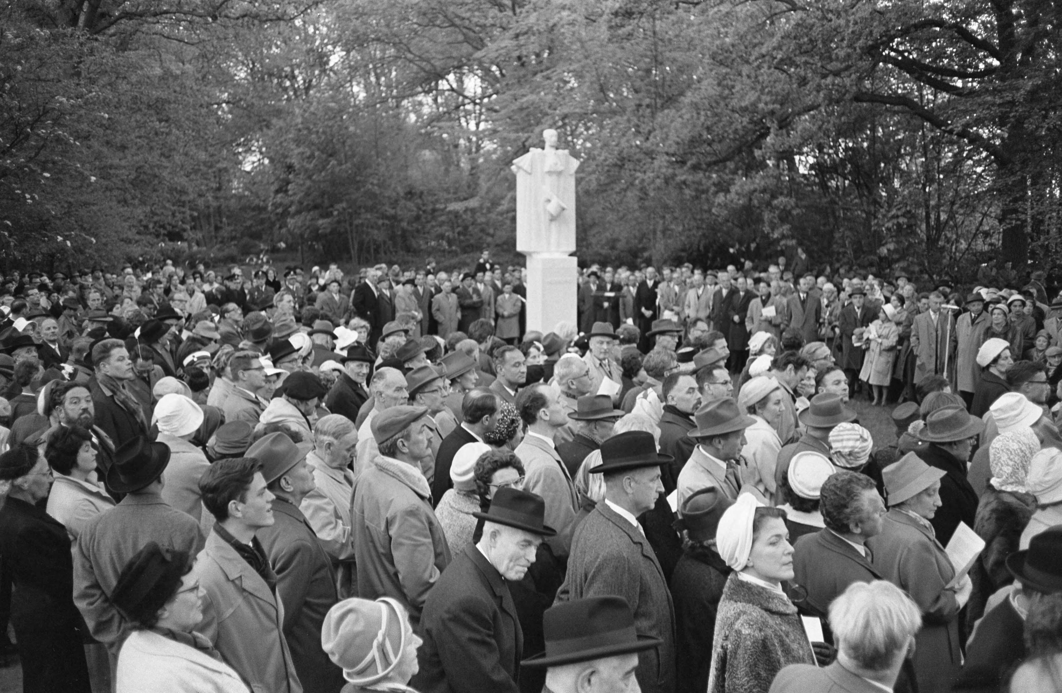 Fotocollectie Anefo — Hildebrandmonument onthuld in de Haarlemmerhout te Haarlem — Foto: Pot, Harry / Anefo. Licentie: Set B: Rechtenvrij / Publiek Domein. Bron: Nationaal Archief. http://hdl.handle.net/10648/aa0aec60-d0b4-102d-bcf8-003048976d84