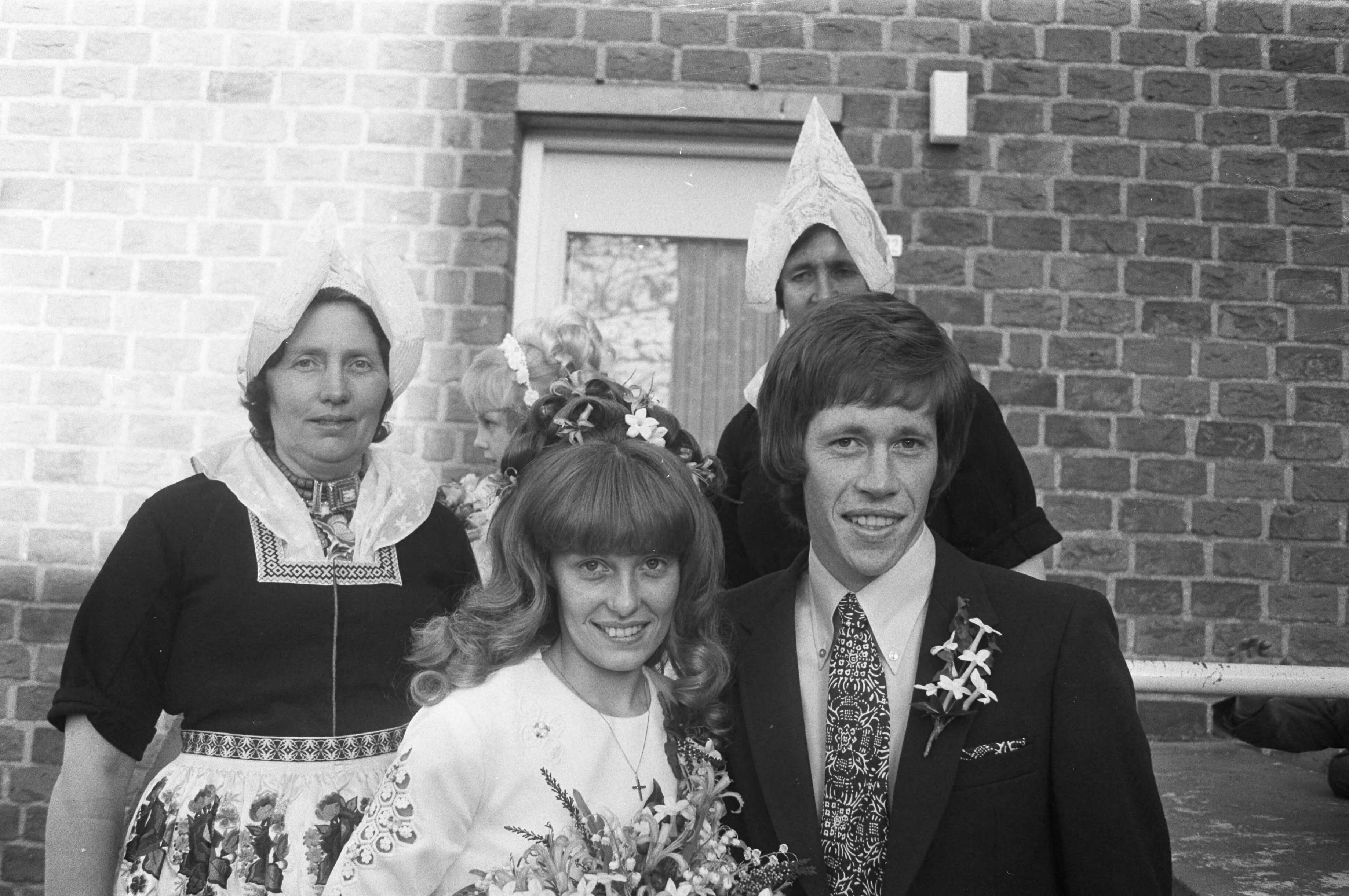 Fotocollectie Anefo — Gerrie Mühren (Ajax) trouwt in kerk met Grietje Mooyer Volendam, bruidspaar met moeders — Foto: Peters, Hans / Anefo. Licentie: Set B: Rechtenvrij / Publiek Domein. Bron: Nationaal Archief. http://hdl.handle.net/10648/abd65a84-d0b4-102d-bcf8-003048976d84