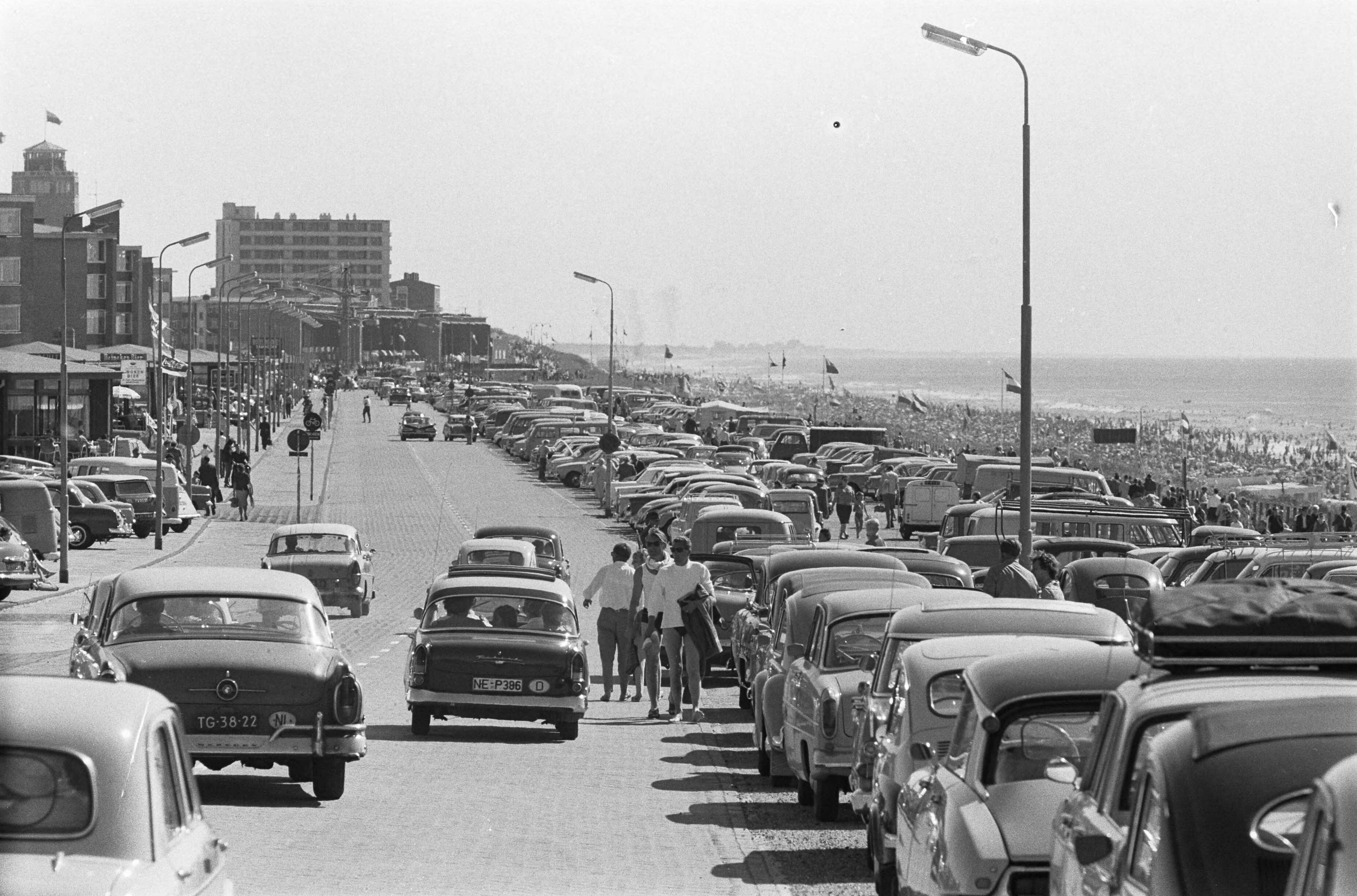Fotocollectie Anefo — Drukte aan de kust. Overzicht Zandvoortse Boulevard — Foto: Pot, Harry / Anefo. Licentie: Set B: Rechtenvrij / Publiek Domein. Bron: Nationaal Archief. http://hdl.handle.net/10648/aa3f552c-d0b4-102d-bcf8-003048976d84