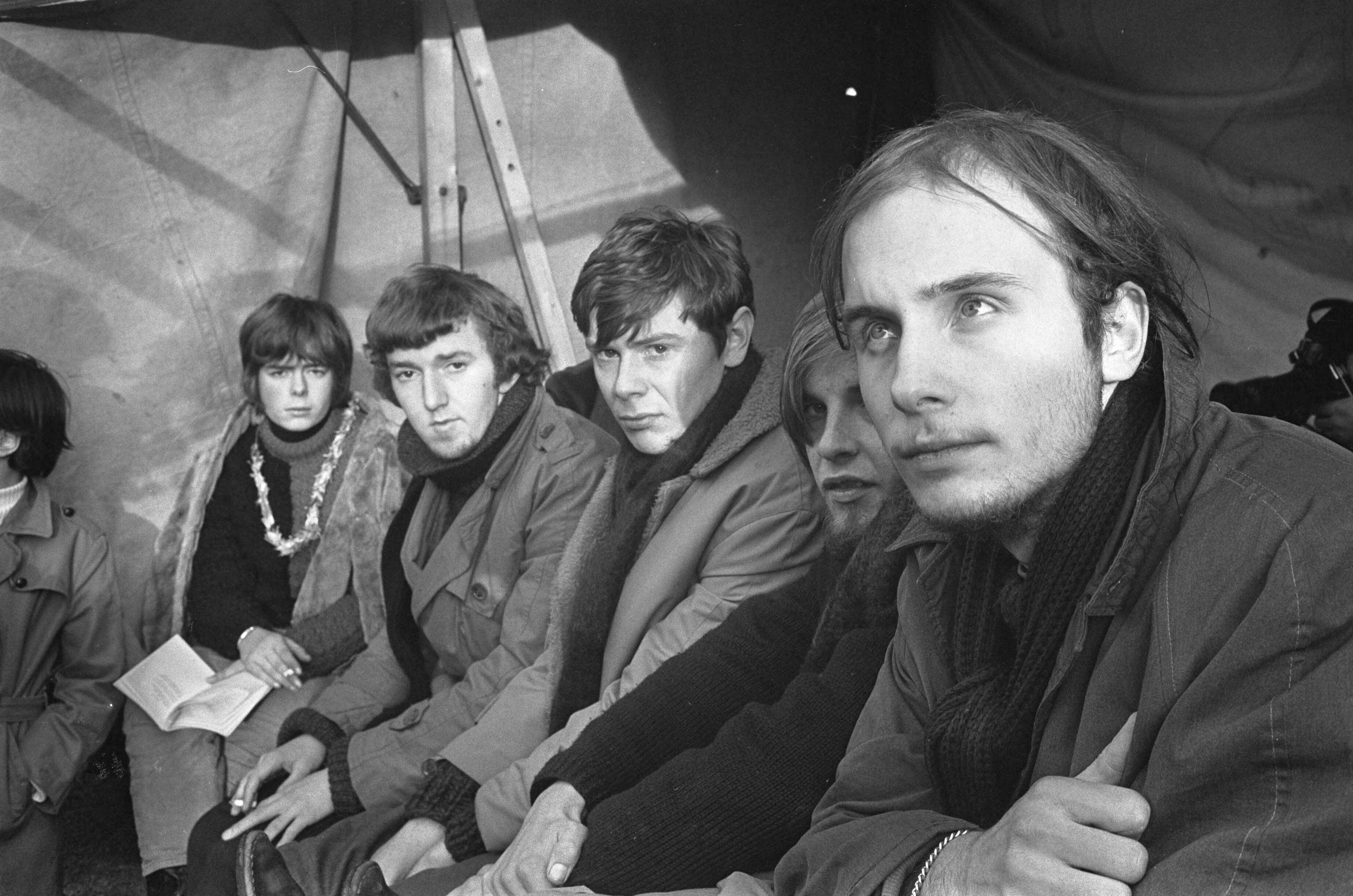 Fotocollectie Anefo — Kerstvasten tegen oorlog in Vietnam, initiatiefnemer Harrie van der Meulen (rechts) met demonstranten in marktkraam — Foto: Koch, Eric / Anefo. Licentie: Set B: Rechtenvrij / Publiek Domein. Bron: Nationaal Archief. http://hdl.handle.net/10648/ab099206-d0b4-102d-bcf8-003048976d84