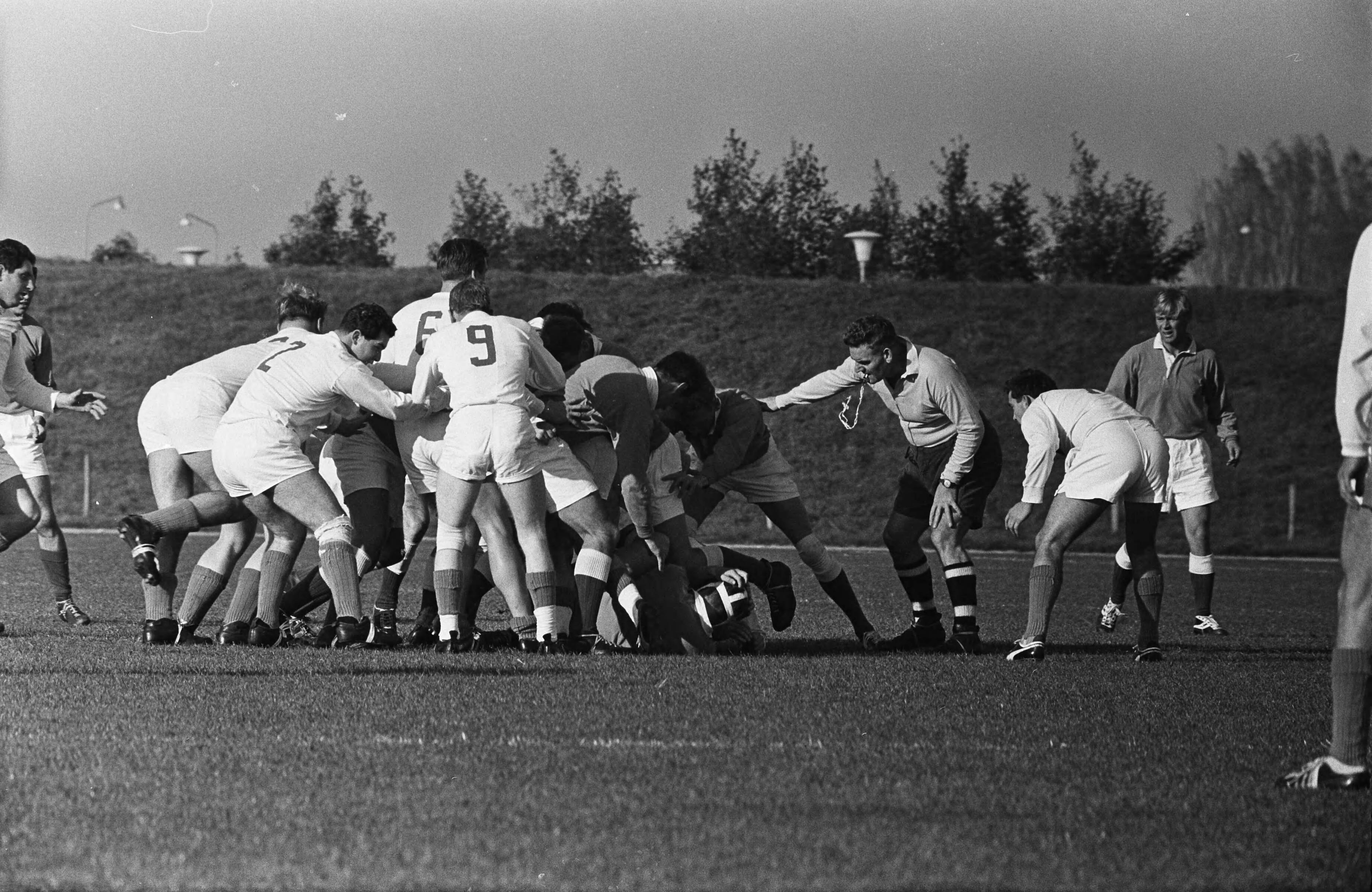 Fotocollectie Anefo — Rugby. Nederland tegen West-Duitsland 6-37. Spelmoment (Duitsers in het wit) — Foto: Koch, Eric / Anefo. Licentie: Set B: Rechtenvrij / Publiek Domein. Bron: Nationaal Archief. http://hdl.handle.net/10648/aa1c4636-d0b4-102d-bcf8-003048976d84