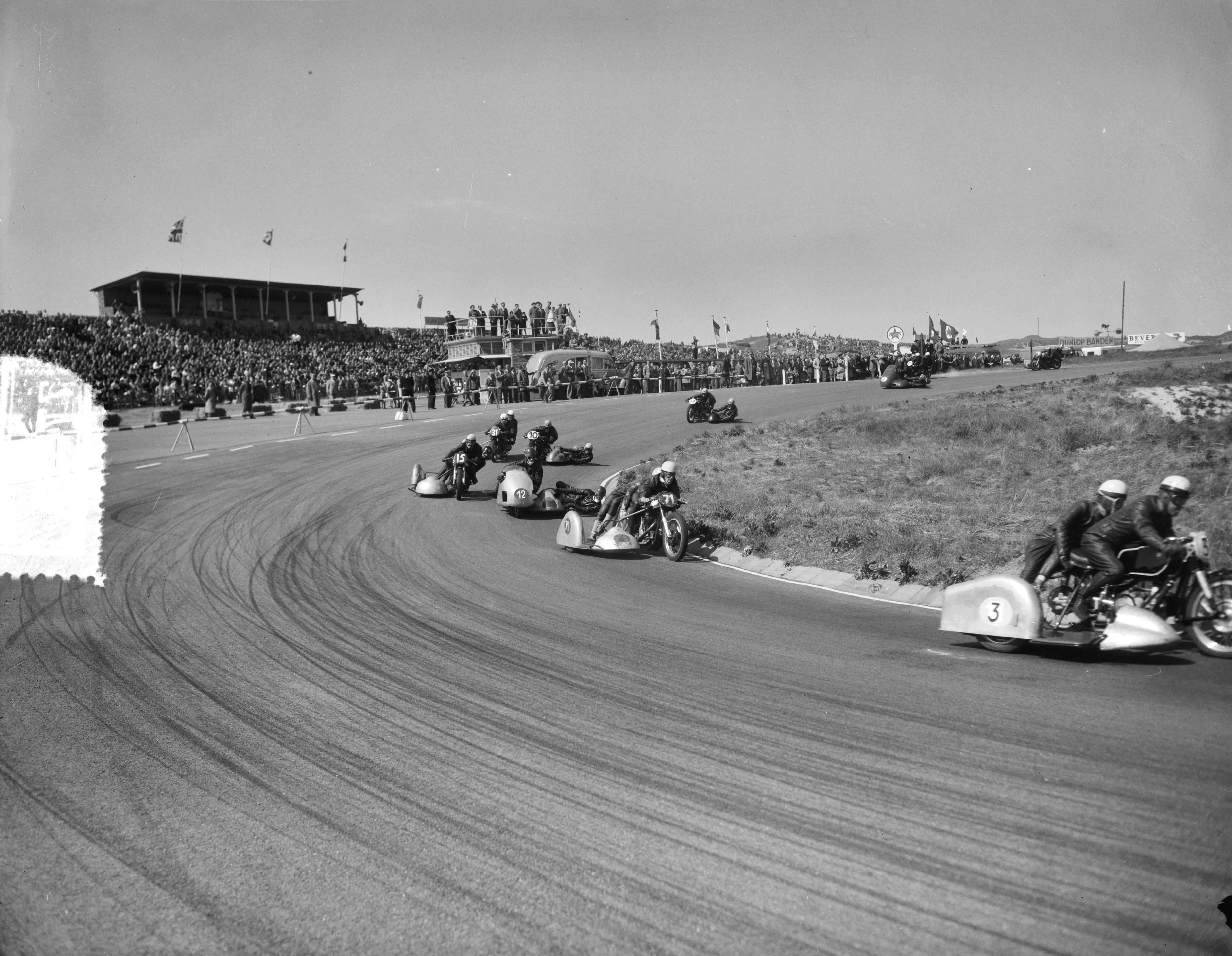 Fotocollectie Anefo — Zijspanrace op het circuit van Zandvoort — Foto: Bilsen, Joop van / Anefo. Licentie: Set B: Rechtenvrij / Publiek Domein. Bron: Nationaal Archief. http://hdl.handle.net/10648/a9489d86-d0b4-102d-bcf8-003048976d84