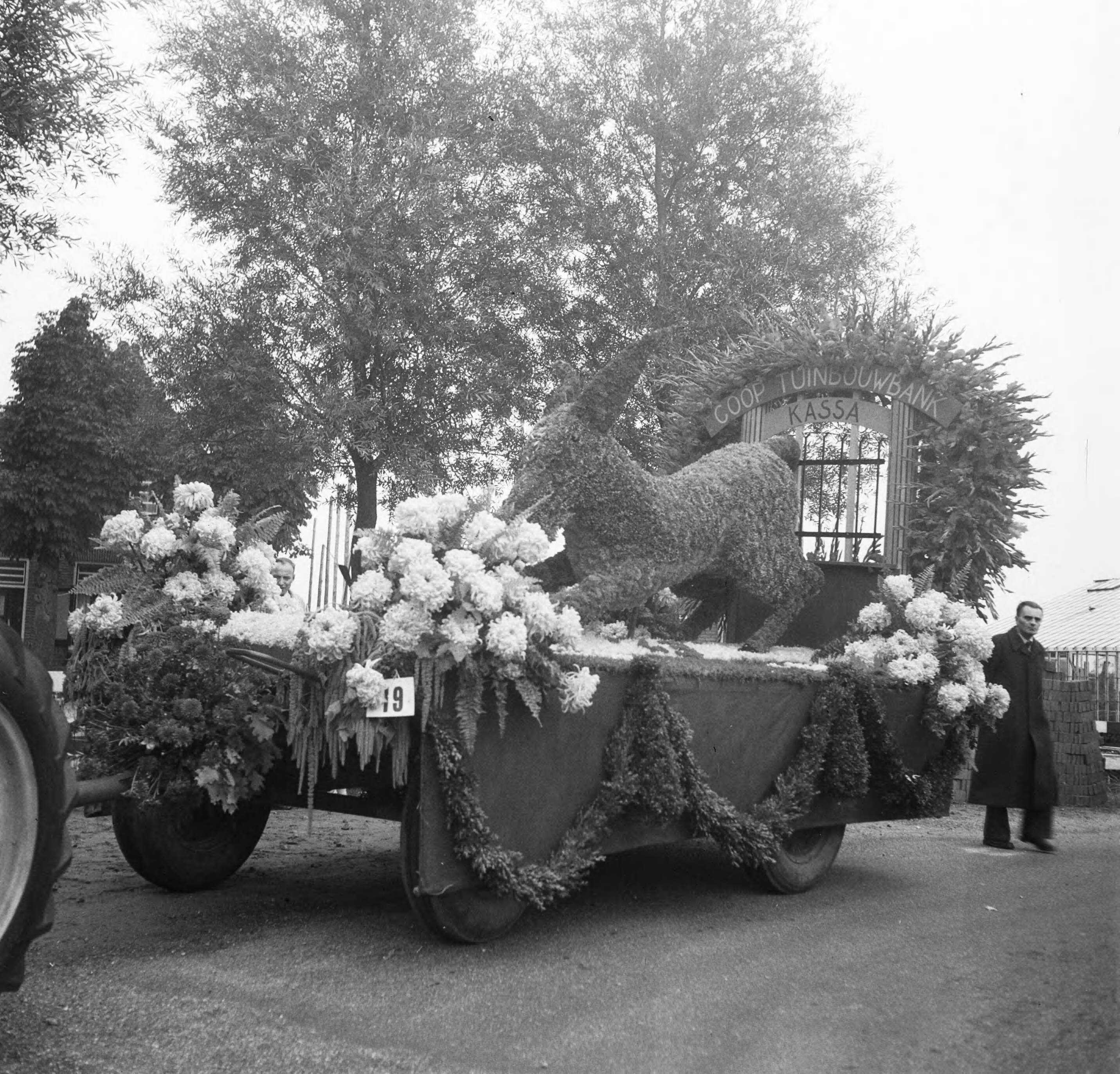 Fotocollectie Anefo — Bloemencorso Aalsmeer — Foto: Pot, Harry / Anefo. Licentie: Set B: Rechtenvrij / Publiek Domein. Bron: Nationaal Archief. http://hdl.handle.net/10648/a8debf4c-d0b4-102d-bcf8-003048976d84