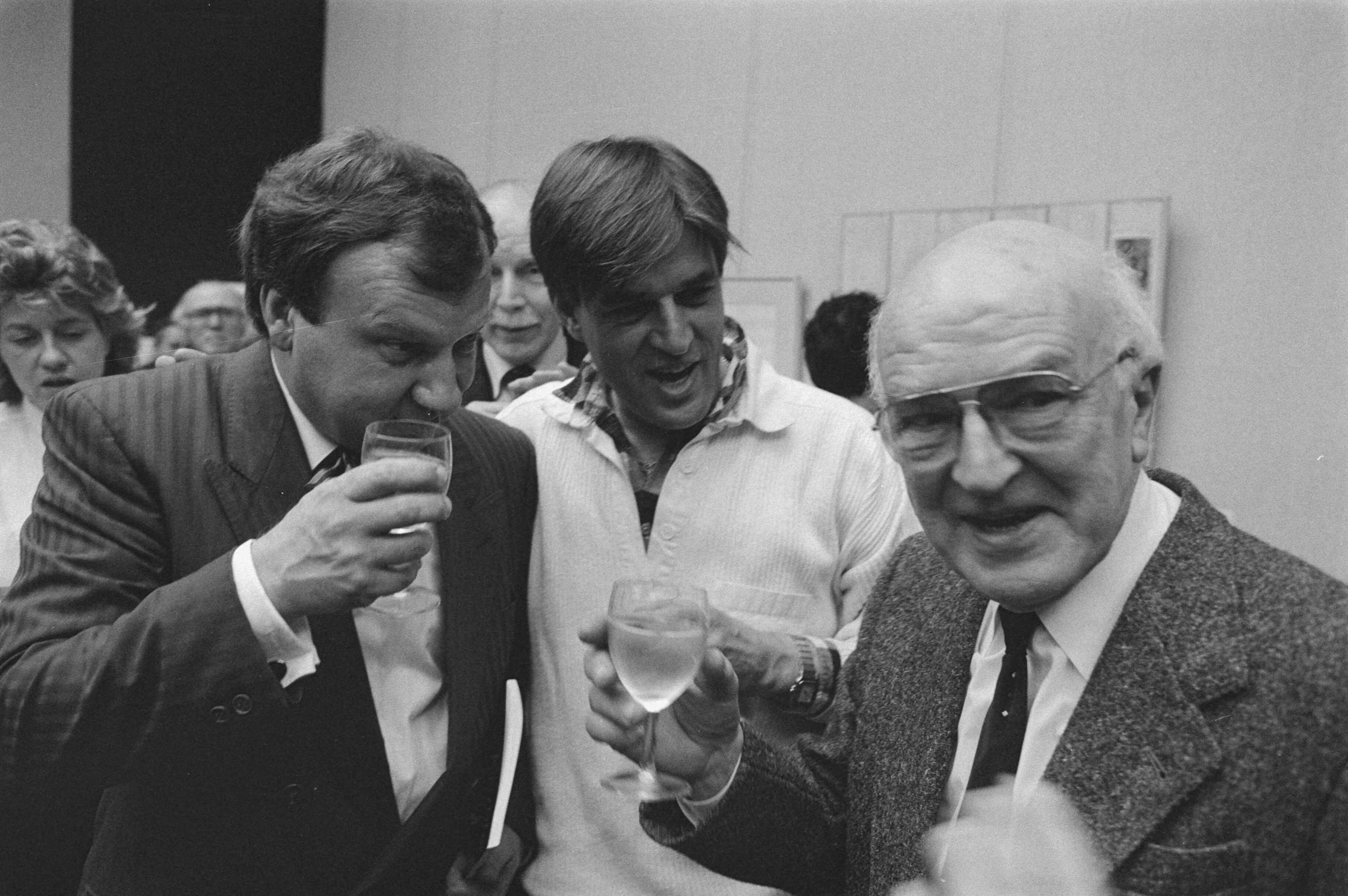 Fotocollectie Anefo — In Singermuseum "Drie generaties Krabbé"; v.l.n.r. Schrofer (dir. Rijksacademie Beeldende Kunst ), Jeroen Krabbé en vader Maarten Krabbé — Foto: Croes, Rob C. / Anefo. Licentie: Set B: Rechtenvrij / Publiek Domein. Bron: Nationaal Archief. http://hdl.handle.net/10648/ad44db5c-d0b4-102d-bcf8-003048976d84