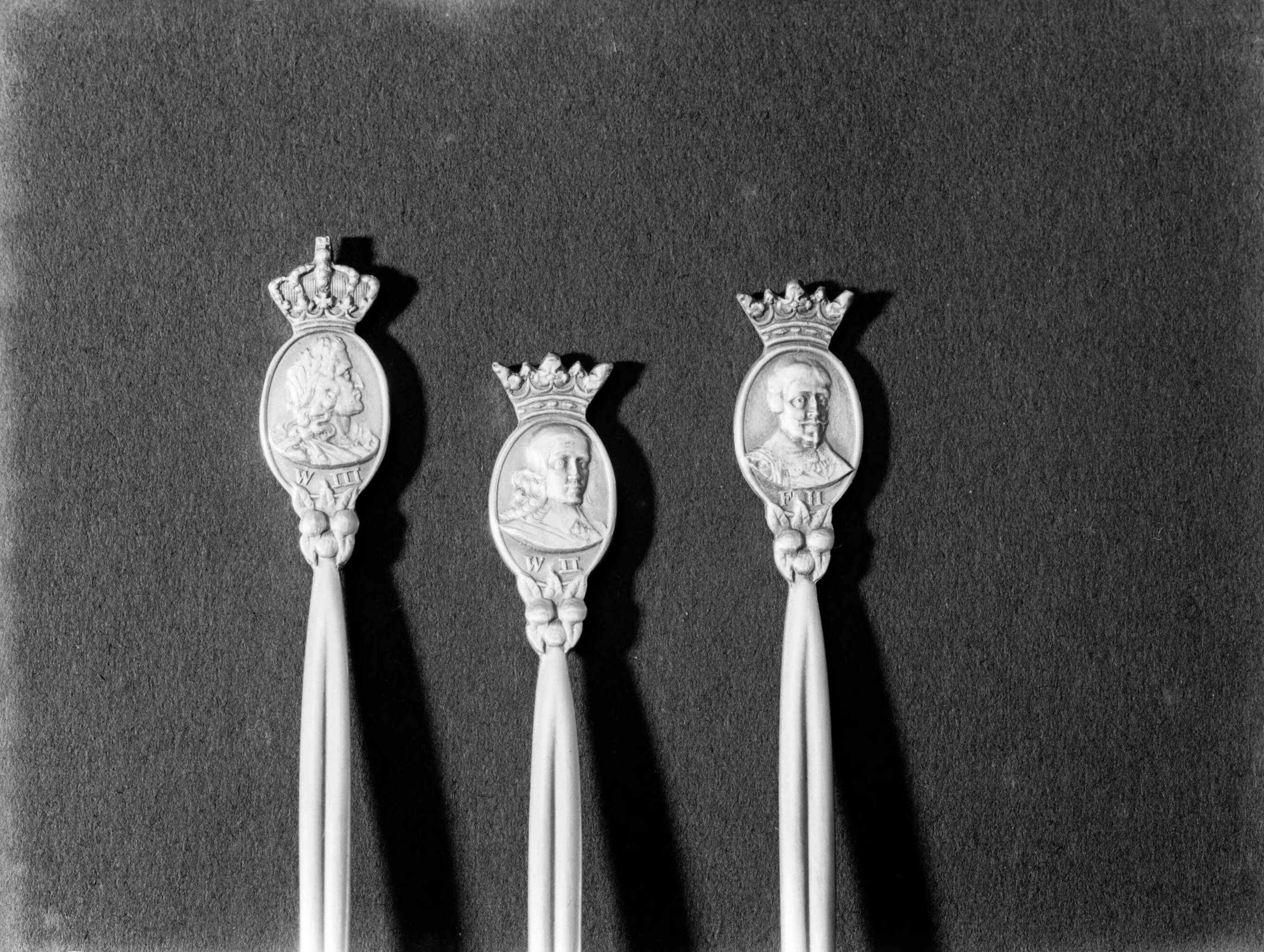 Productfoto's; zilverwerk — Lepeltjes met Willem III, Willem II en Frederik Hendrik van de fa. Gerritsen & Van Kempen in Zeist — Foto: Poll, Willem van de. Licentie: Set B: Rechtenvrij / Publiek Domein. Bron: Nationaal Archief. http://hdl.handle.net/10648/ae9e59f6-d0b4-102d-bcf8-003048976d84