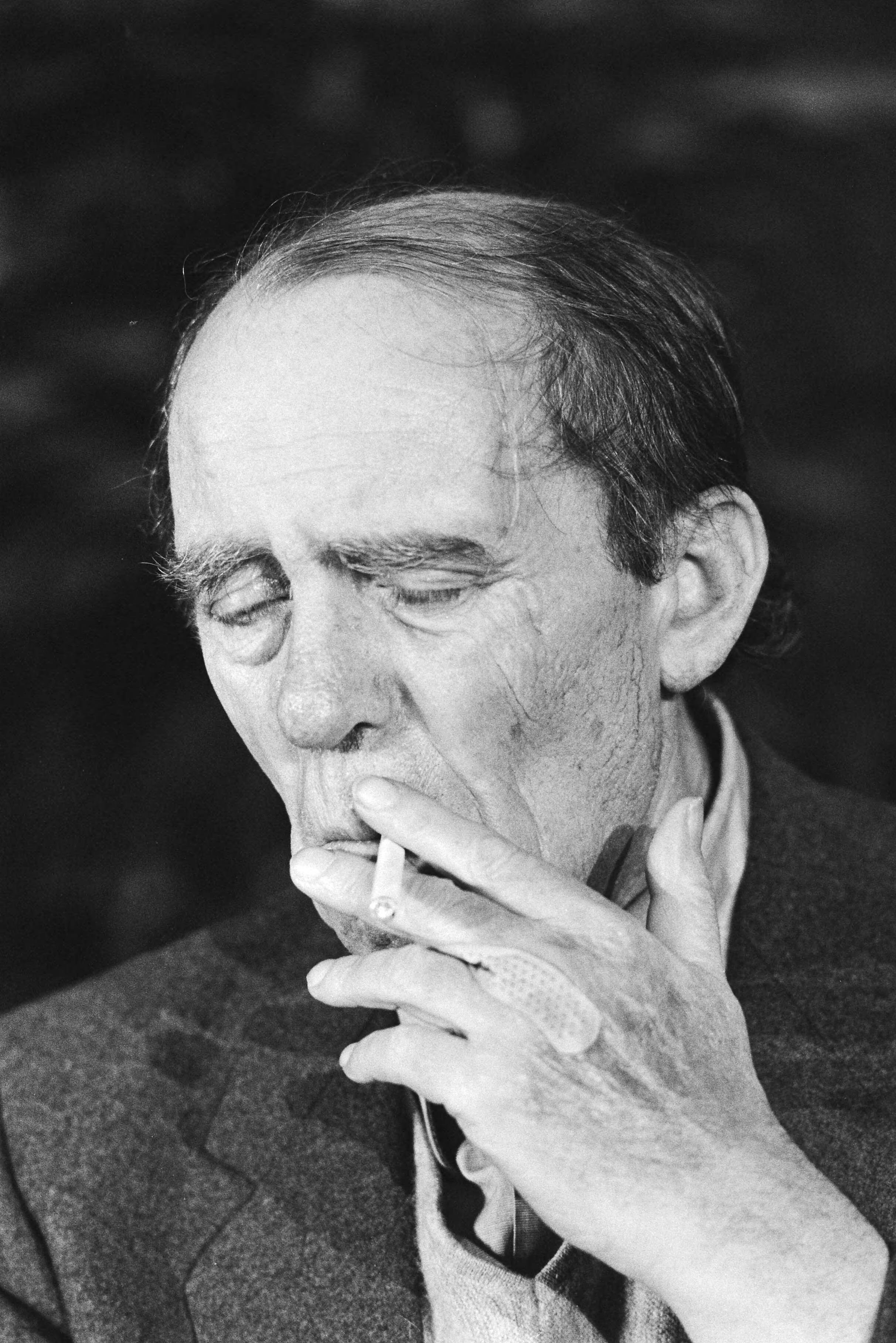 Duitse schrijver Heinrich Böll geeft een persconferentie in Heerlen — Limburg|Heerlen|persconferenties |schrijvers |portretten|Böll, Heinrich — Foto: Antonisse, Marcel / Anefo. Licentie: Set B: Rechtenvrij / Publiek Domein. Bron: Nationaal Archief. http://hdl.handle.net/10648/ad27902e-d0b4-102d-bcf8-003048976d84