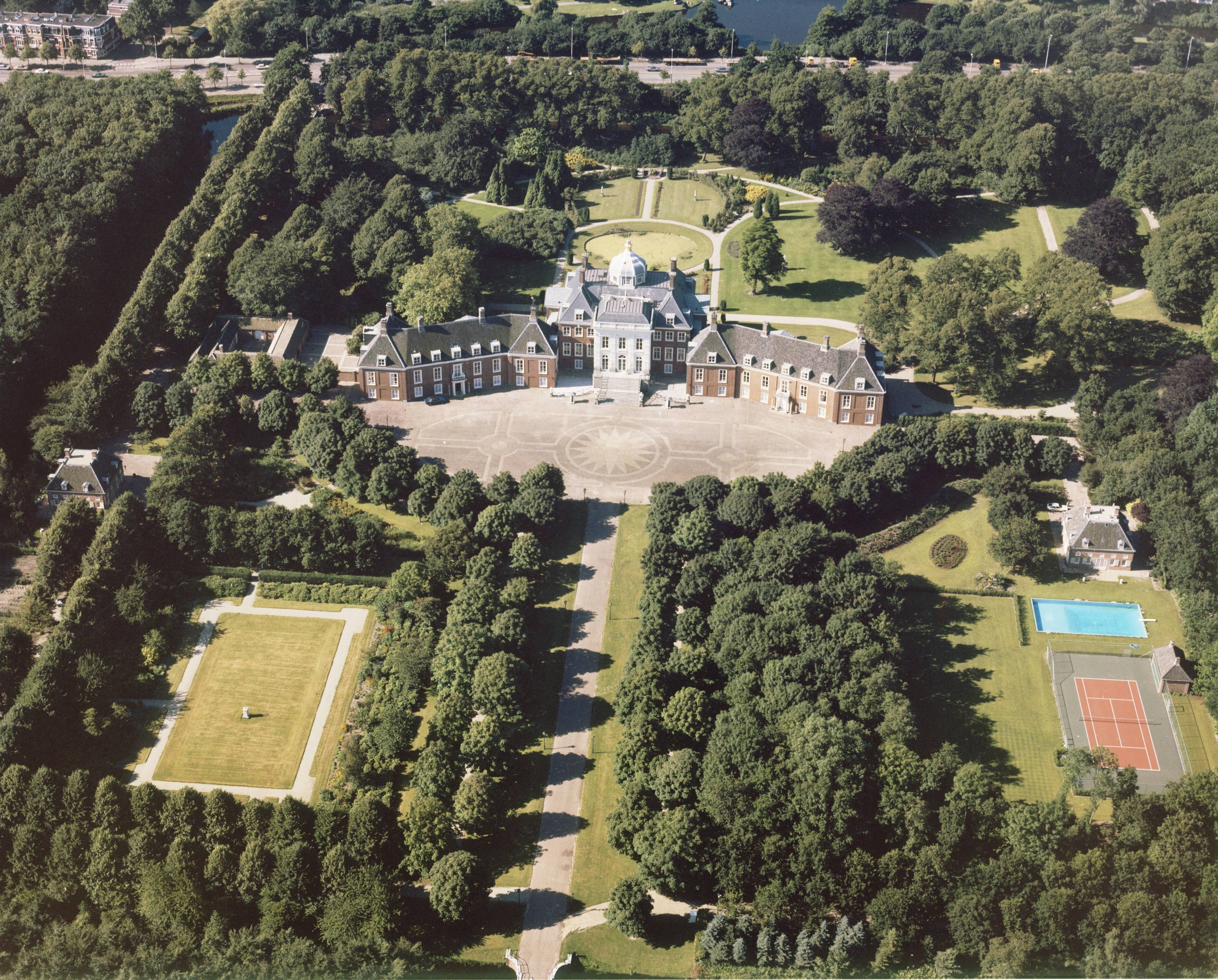 Paleis Huis ten Bosch te Den Haag — Exterieur. Luchtfoto — Foto: Hofmeester, Bart / RVD. Licentie: Set B: Rechtenvrij / Publiek Domein. Bron: Nationaal Archief. http://hdl.handle.net/10648/afa8bbca-d0b4-102d-bcf8-003048976d84
