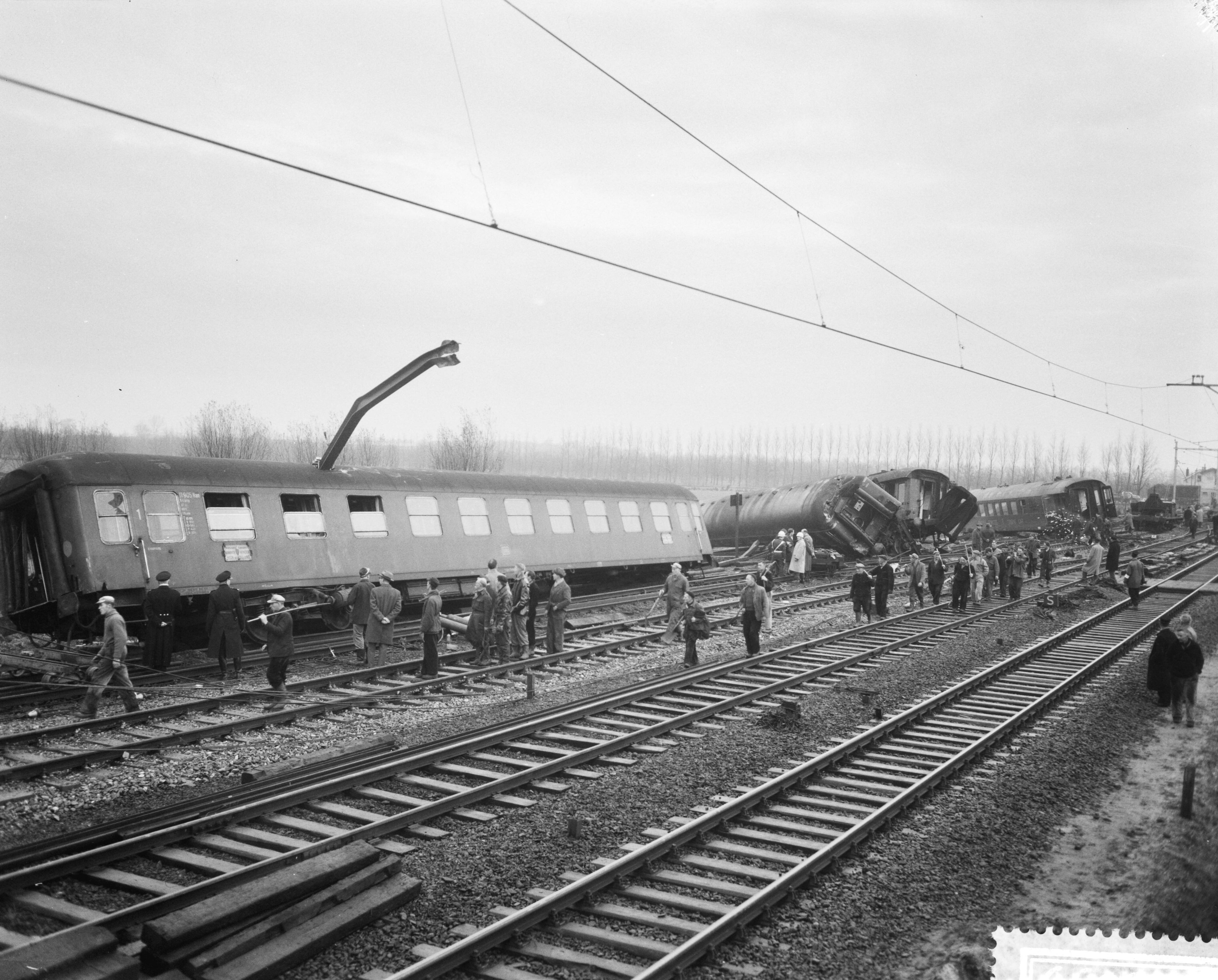 Fotocollectie Anefo — Treinongeluk bij Woerden, overzicht van de situatie op dinsdagmorgen — Foto: Behrens, Herbert F. / Anefo. Licentie: Set B: Rechtenvrij / Publiek Domein. Bron: Nationaal Archief. http://hdl.handle.net/10648/a9c092d2-d0b4-102d-bcf8-003048976d84