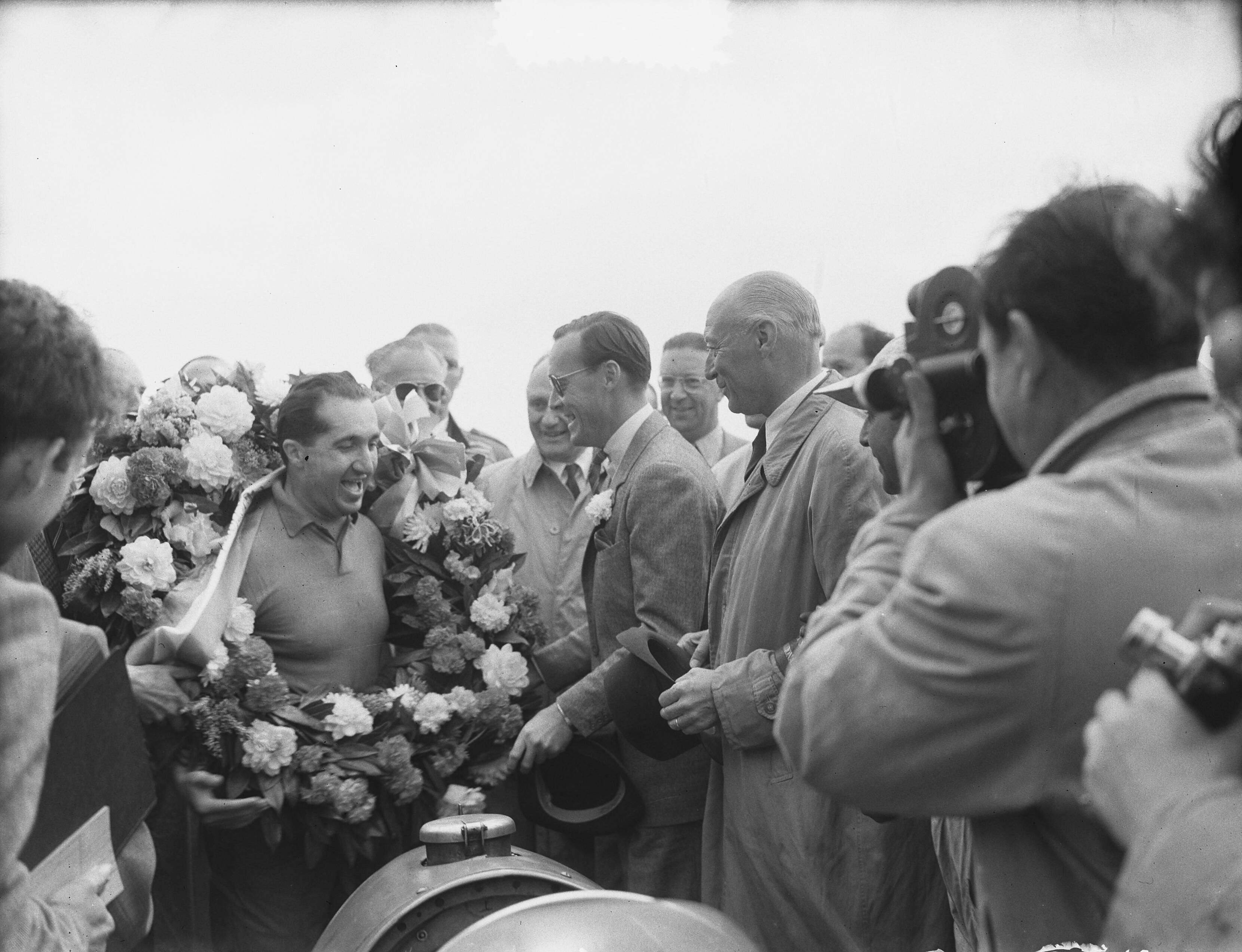 Grote Prijs van Nederland 1952 — Grote Prijs van Nederland op het circuit van Zandvoort. Winnaar Alberto Ascari krijgt een krans omgehangen door prins Bernhard — Foto: Bilsen, Joop van / Anefo. Licentie: Set B: Rechtenvrij / Publiek Domein. Bron: Nationaal Archief. http://hdl.handle.net/10648/a8fe7166-d0b4-102d-bcf8-003048976d84
