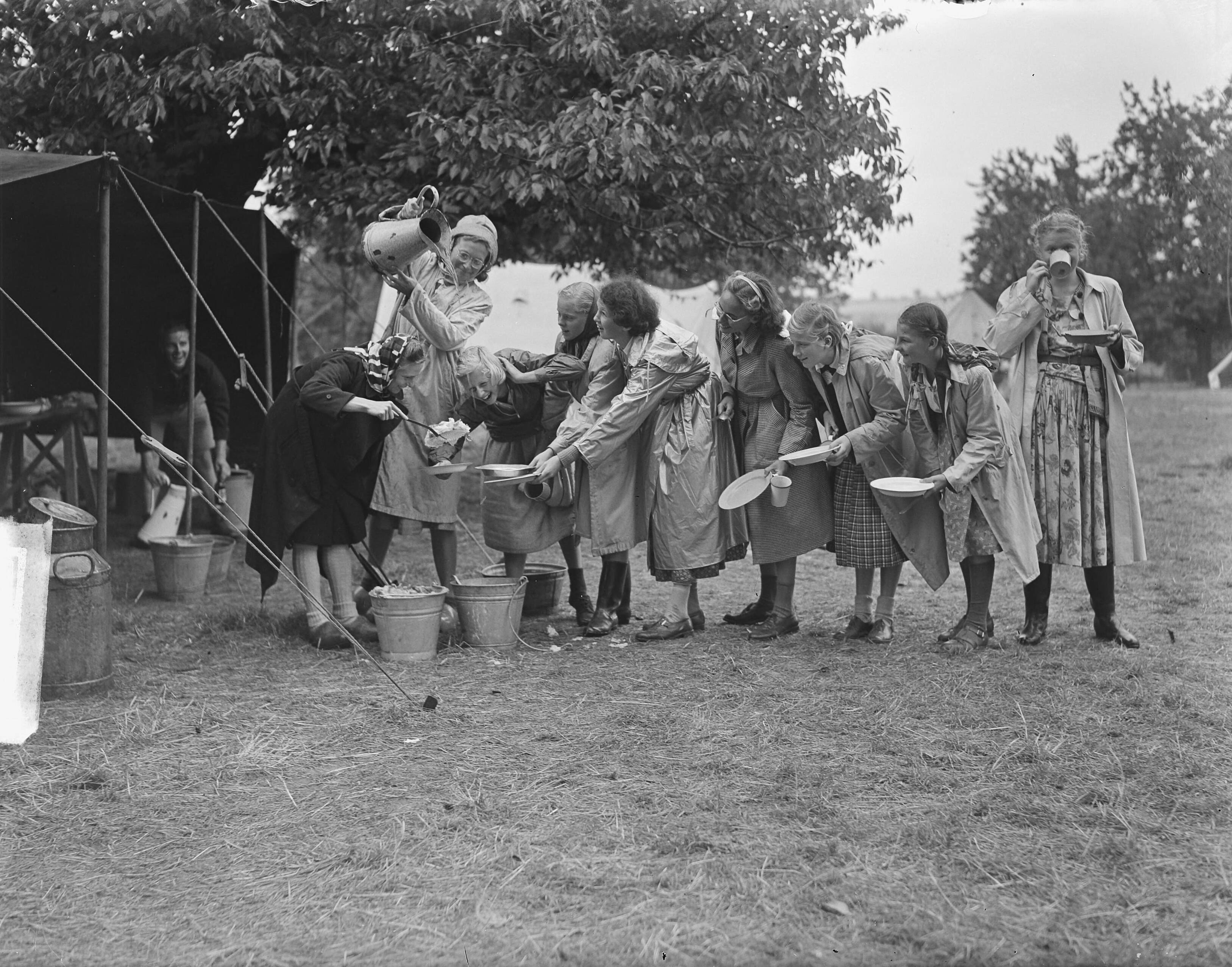 Fotocollectie Anefo — Kamp Mheer. Meisjes halen eten — Foto: Oorschot, […] van / Anefo. Licentie: Set B: Rechtenvrij / Publiek Domein. Bron: Nationaal Archief. http://hdl.handle.net/10648/a8cc4376-d0b4-102d-bcf8-003048976d84