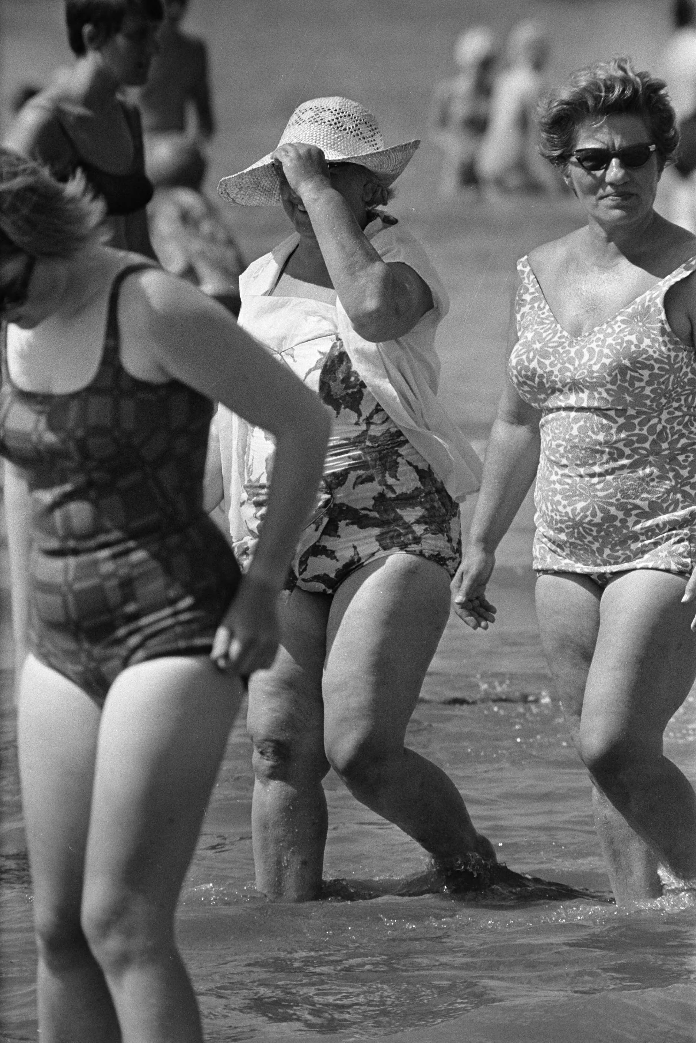 Strandleven in Zandvoort — Vrouwen in badpak — Foto: Fotograaf Onbekend / Anefo. Licentie: Set B: Rechtenvrij / Publiek Domein. Bron: Nationaal Archief. http://hdl.handle.net/10648/ab732fb8-d0b4-102d-bcf8-003048976d84