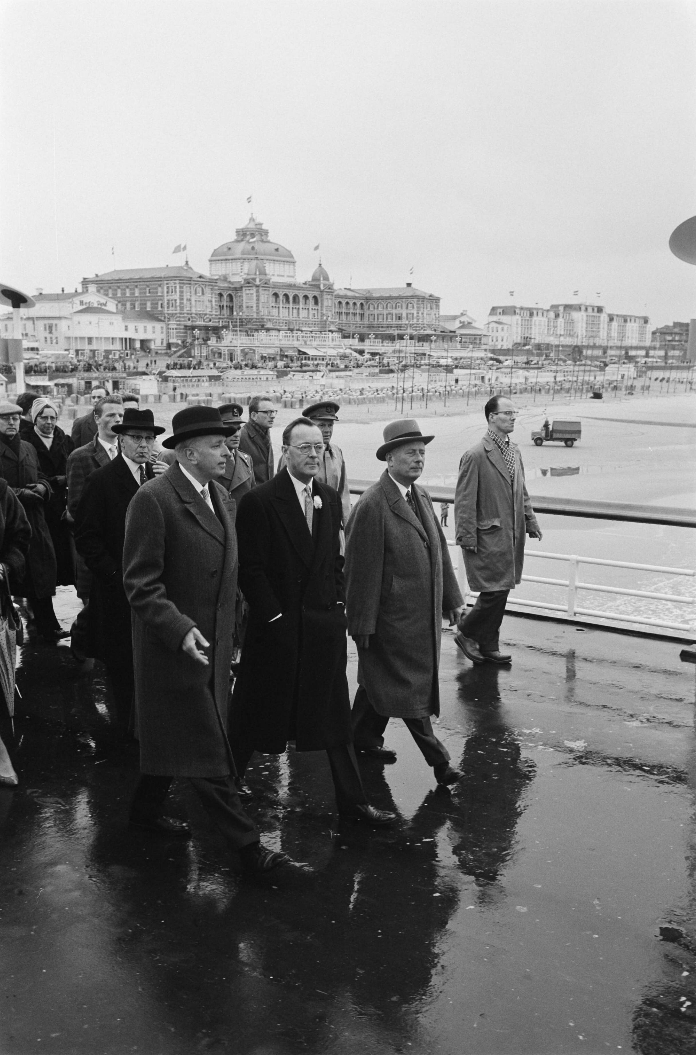 Opening door prins Bernhard van de nieuwe Pier te Scheveningen — Opening door prins Bernhard van de nieuwe Pier te Scheveningen. Bezichtiging van de Pier door Prins Bernhard — Foto: Pot, Harry / Anefo. Licentie: Set B: Rechtenvrij / Publiek Domein. Bron: Nationaal Archief. http://hdl.handle.net/10648/a9d58034-d0b4-102d-bcf8-003048976d84