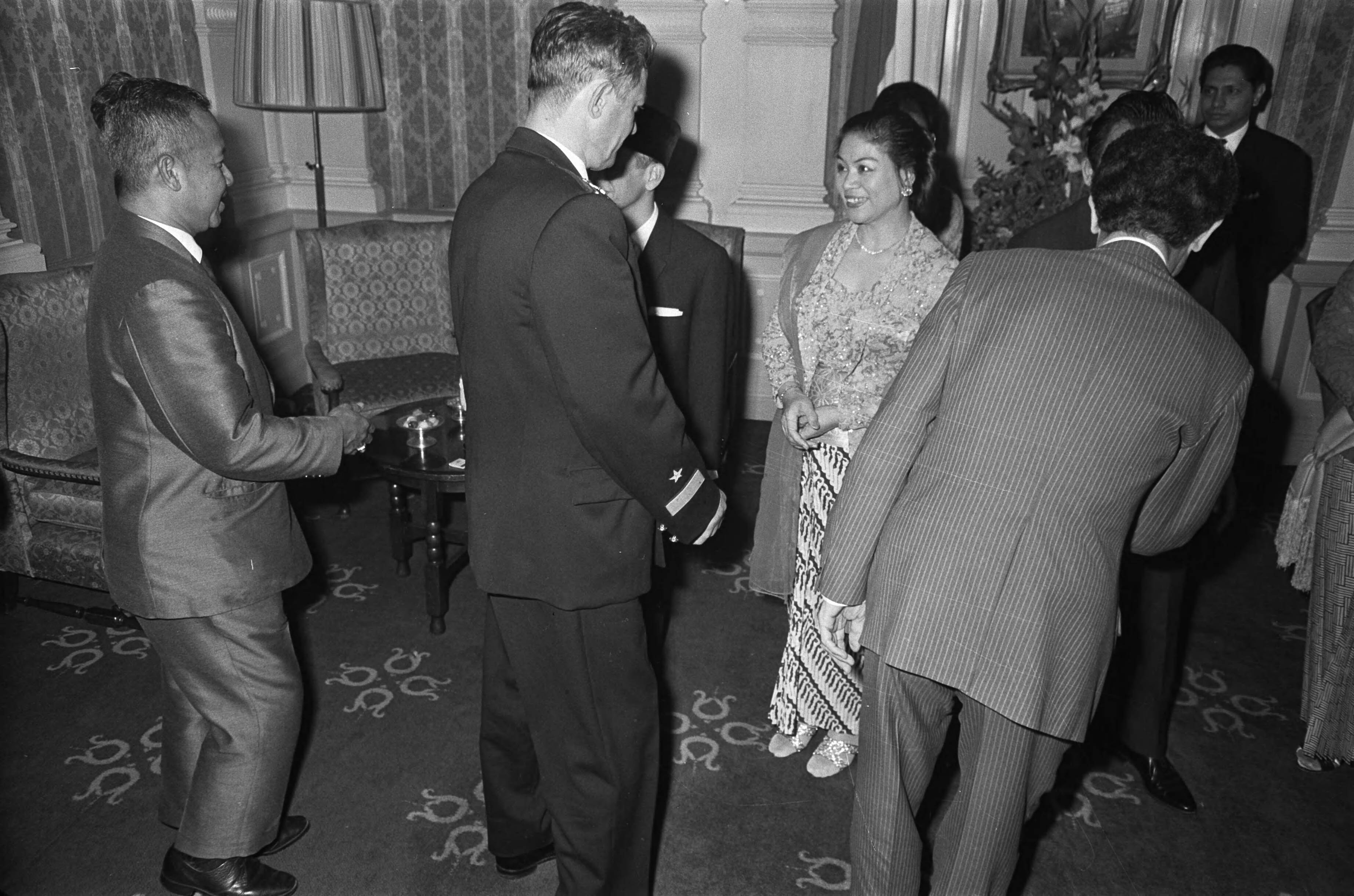 Onafhankelijkheidsherdenking door de Indonesische ambassade in kasteel Oud-Wassenaar — Aanbieding van gelukwensen — Foto: Fotograaf Onbekend / Anefo. Licentie: Set B: Rechtenvrij / Publiek Domein. Bron: Nationaal Archief. http://hdl.handle.net/10648/ab4a72ee-d0b4-102d-bcf8-003048976d84