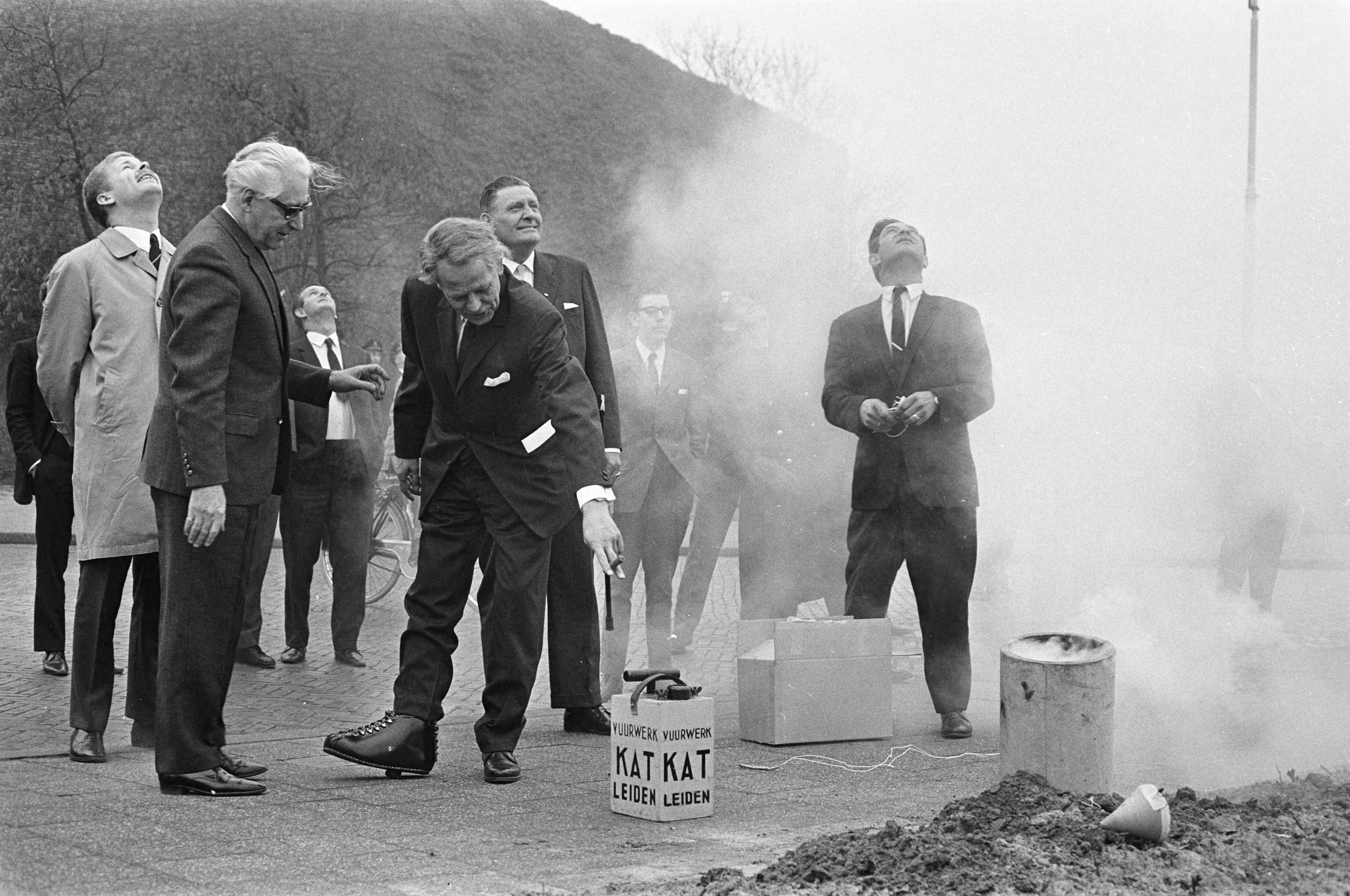 Fotocollectie Anefo — Opening van de 8ste Nat. Kampeer- en Sporttentoonstelling "Kamp Houtrust" door wethouder van Econom. Zaken, B. Bol te Den Haag wethouder B. Bol — Foto: Verhoeff, Bert / Anefo. Licentie: Set B: Rechtenvrij / Publiek Domein. Bron: Nationaal Archief. http://hdl.handle.net/10648/ab6534a8-d0b4-102d-bcf8-003048976d84