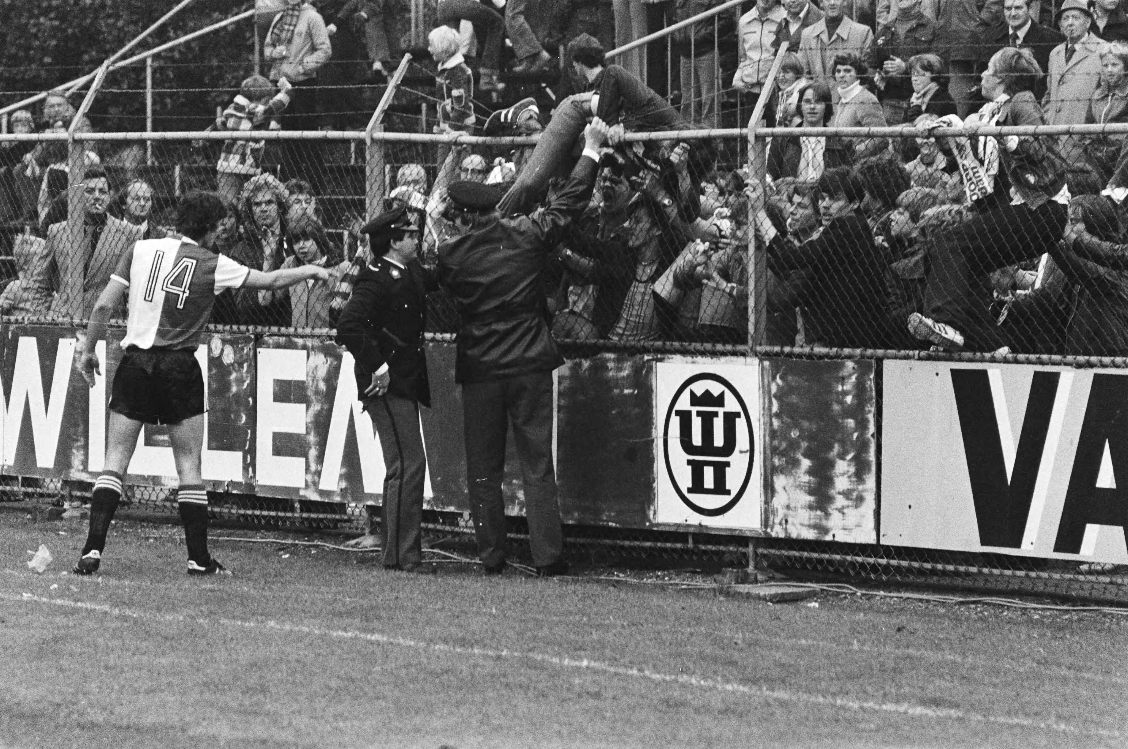 Fotocollectie Anefo — KNVB-beker Volendam tegen Feyenoord 2-1, Feyenoordsupporters over hek geklommen — Foto: Verhoeff, Bert / Anefo. Licentie: Set B: Rechtenvrij / Publiek Domein. Bron: Nationaal Archief. http://hdl.handle.net/10648/acbdb5e6-d0b4-102d-bcf8-003048976d84