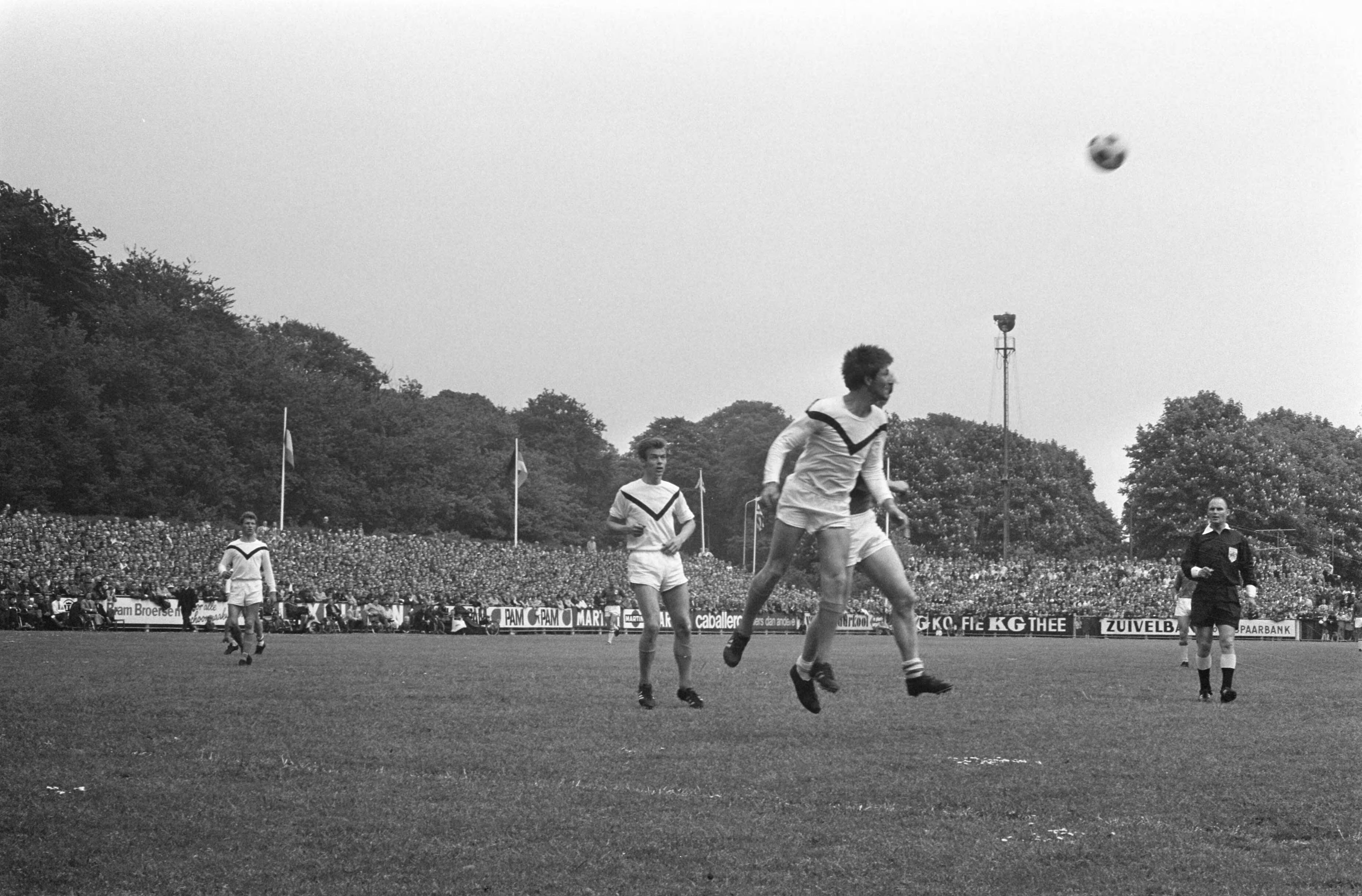 Fotocollectie Anefo — AZ 67 tegen Volendam 0-0 — Foto: Verhoeff, Bert / Anefo. Licentie: Set B: Rechtenvrij / Publiek Domein. Bron: Nationaal Archief. http://hdl.handle.net/10648/ab6c6502-d0b4-102d-bcf8-003048976d84