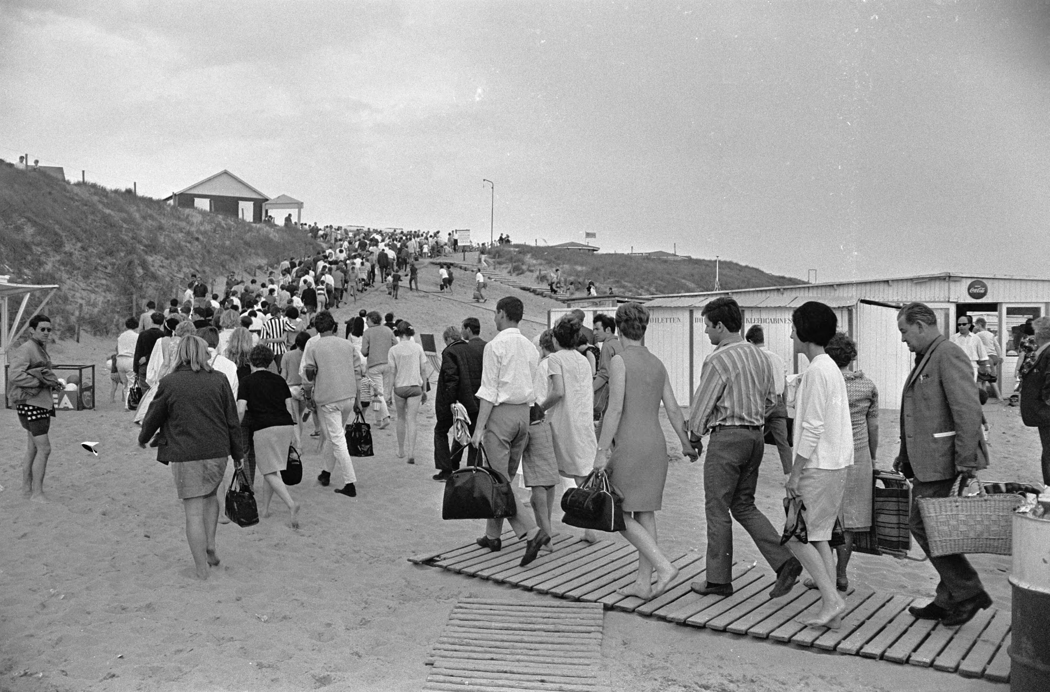 Fotocollectie Anefo — Uittocht op het strand bij Bloemendaal na een onweersbui — Foto: Merk, Ben / Anefo. Licentie: Set B: Rechtenvrij / Publiek Domein. Bron: Nationaal Archief. http://hdl.handle.net/10648/ab18e724-d0b4-102d-bcf8-003048976d84