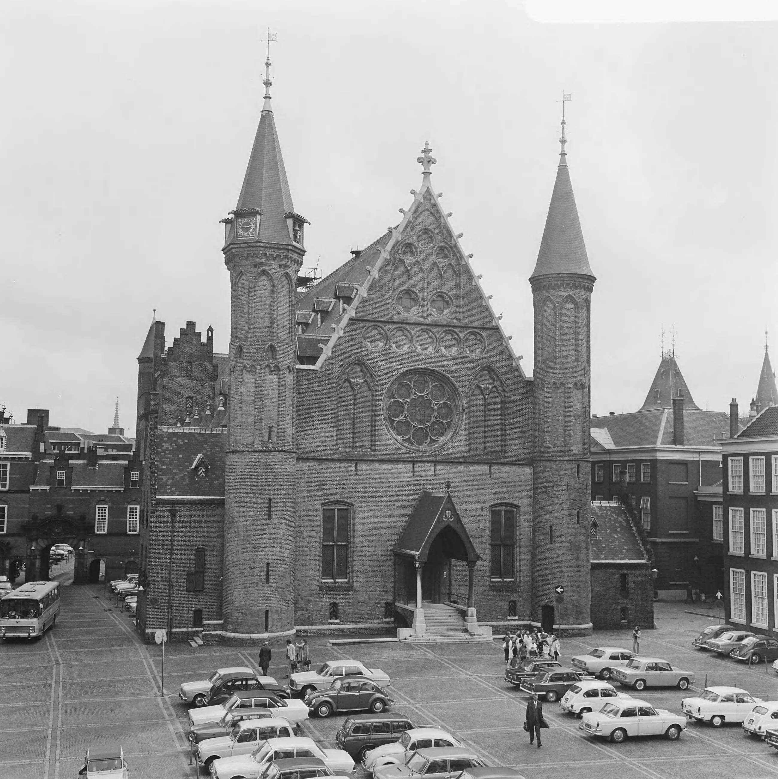Fotocollectie Anefo — Overzicht Binnenhof Den Haag , ext.: Ridderzaal gebouw — Foto: Evers, Joost / Anefo. Licentie: Set B: Rechtenvrij / Publiek Domein. Bron: Nationaal Archief. http://hdl.handle.net/10648/ab77c2b2-d0b4-102d-bcf8-003048976d84