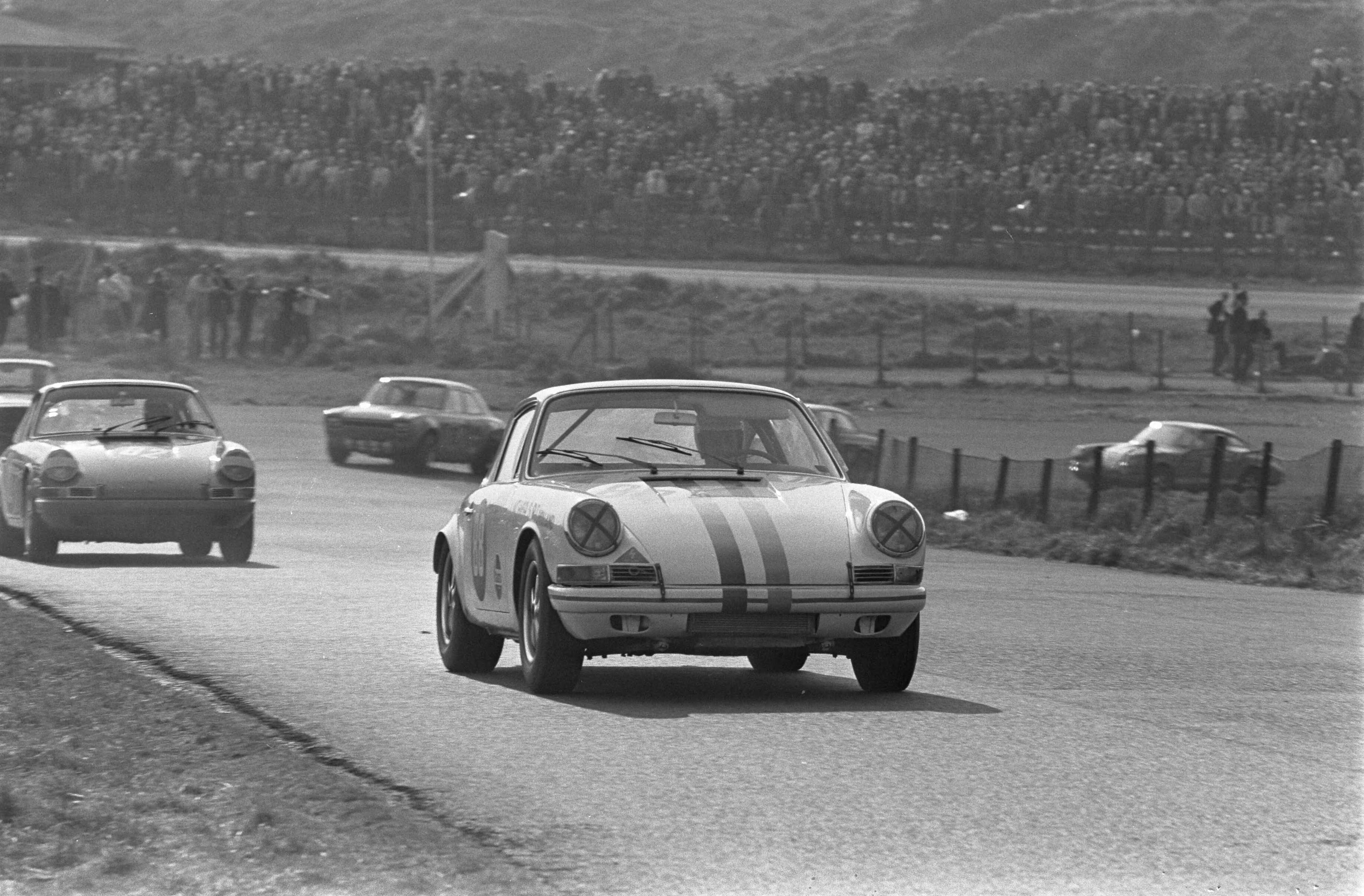 Fotocollectie Anefo — Autoraces op Circuit Zandvoort duintop met toeschouwers — Foto: Evers, Joost / Anefo. Licentie: Set B: Rechtenvrij / Publiek Domein. Bron: Nationaal Archief. http://hdl.handle.net/10648/ab64a2a4-d0b4-102d-bcf8-003048976d84