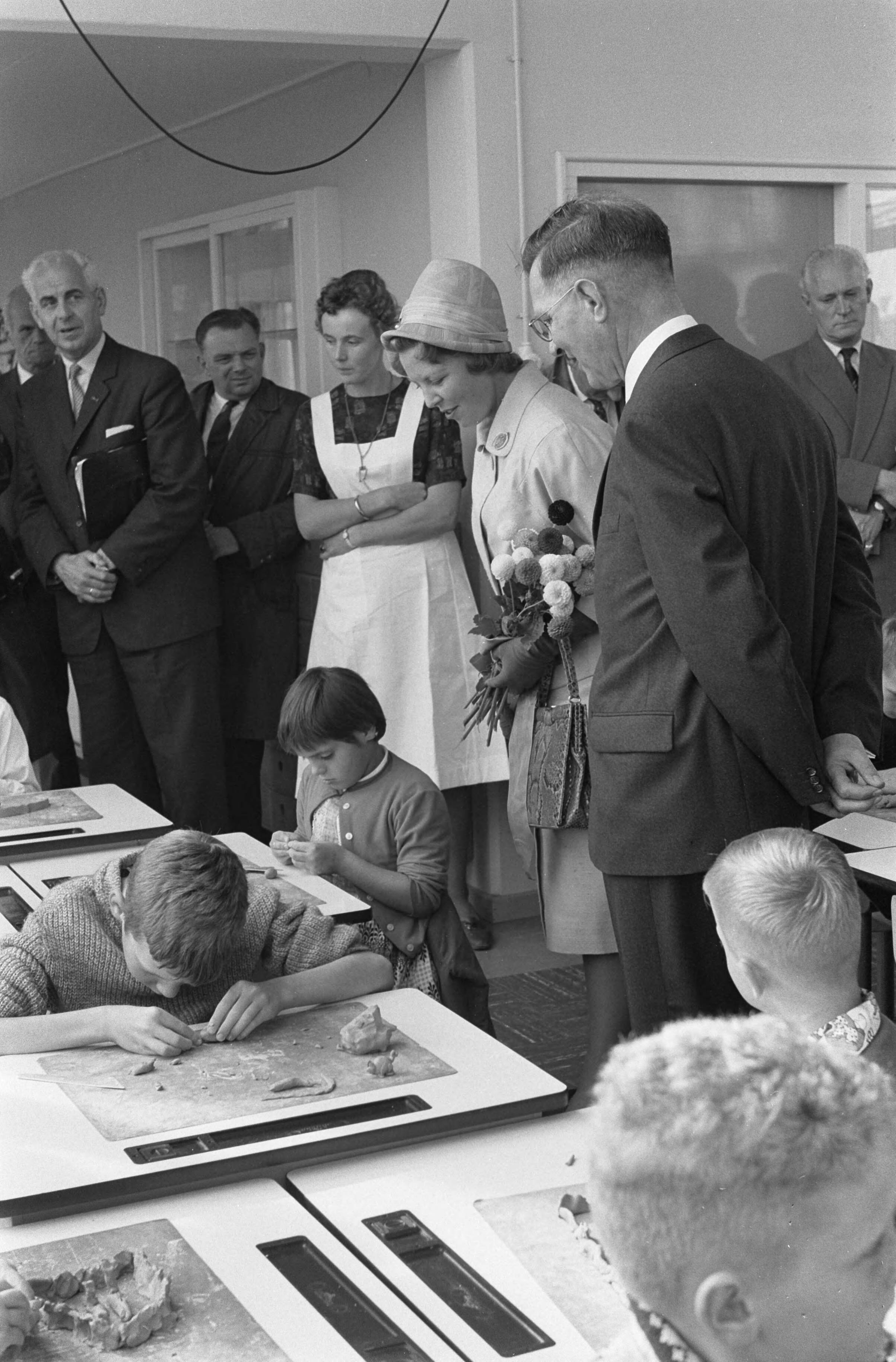 Fotocollectie Anefo — Prinses Beatrix opent Buitenschool in Leeuwarden. Rondgang door de klassen. Naast haar E.H. Hijmersma, voorzitter van de Buitenschool — Foto: Pot, Harry / Anefo. Licentie: Set B: Rechtenvrij / Publiek Domein. Bron: Nationaal Archief. http://hdl.handle.net/10648/a9e26768-d0b4-102d-bcf8-003048976d84