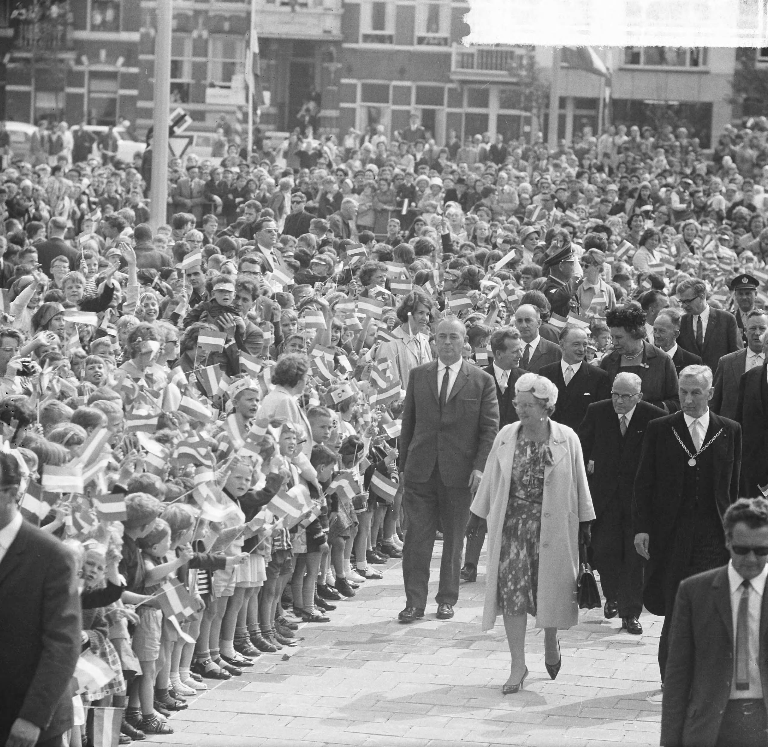 Koningin Juliana opent het nieuwe stadhuis te Vlissingen — Aankomst koningin Juliana, naast haar burgemeester mr. B. Kolff — Foto: Nijs, Jac. de / Anefo. Licentie: Set B: Rechtenvrij / Publiek Domein. Bron: Nationaal Archief. http://hdl.handle.net/10648/44521464-6953-336a-ce2d-0b6f10f8ba6e