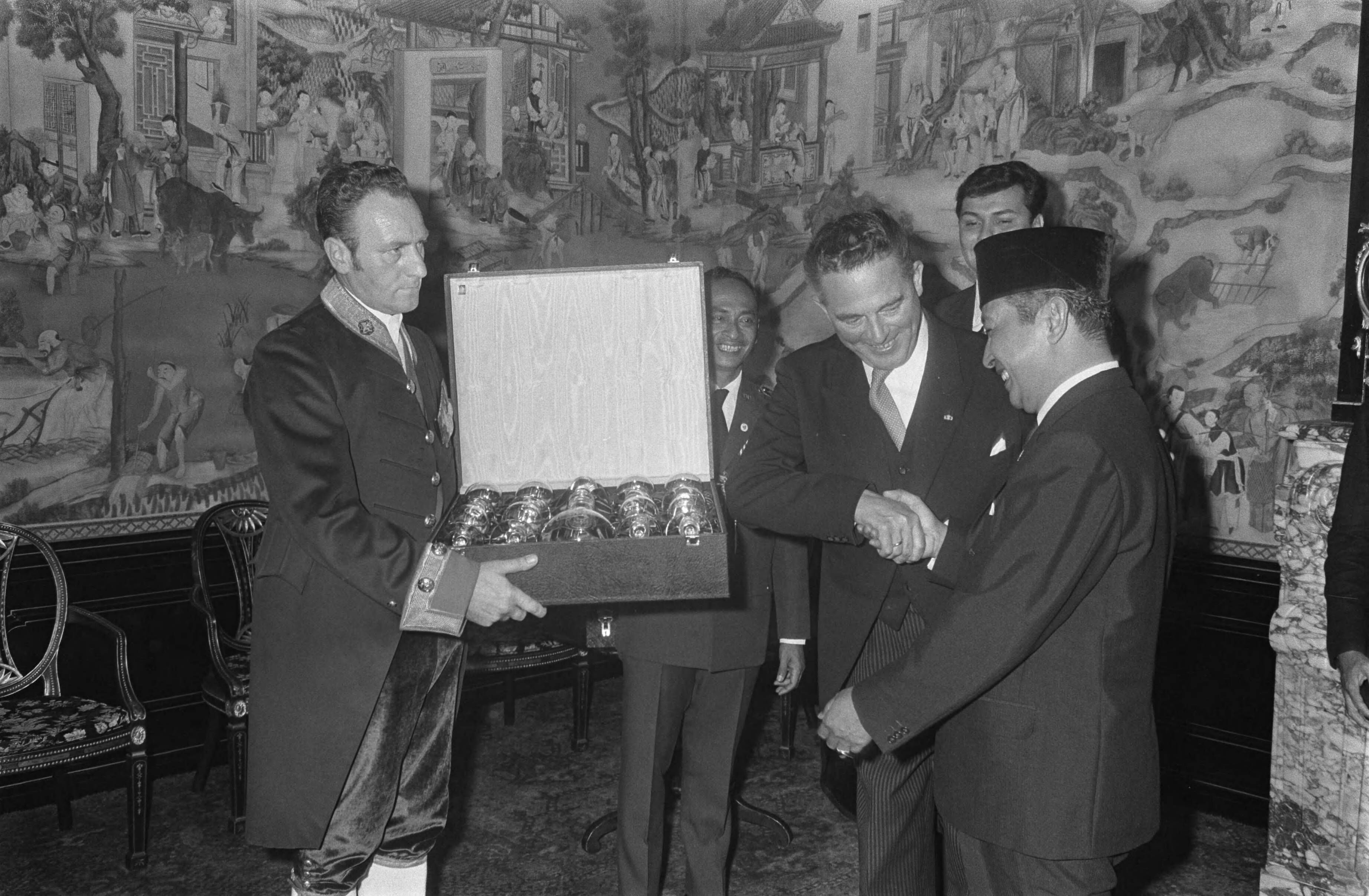 Fotocollectie Anefo — President Soeharto ontvangt geschenk van burgemeester Marijnen van Den Haag — Foto: Koch, Eric / Anefo. Licentie: Set B: Rechtenvrij / Publiek Domein. Bron: Nationaal Archief. http://hdl.handle.net/10648/aba2205c-d0b4-102d-bcf8-003048976d84