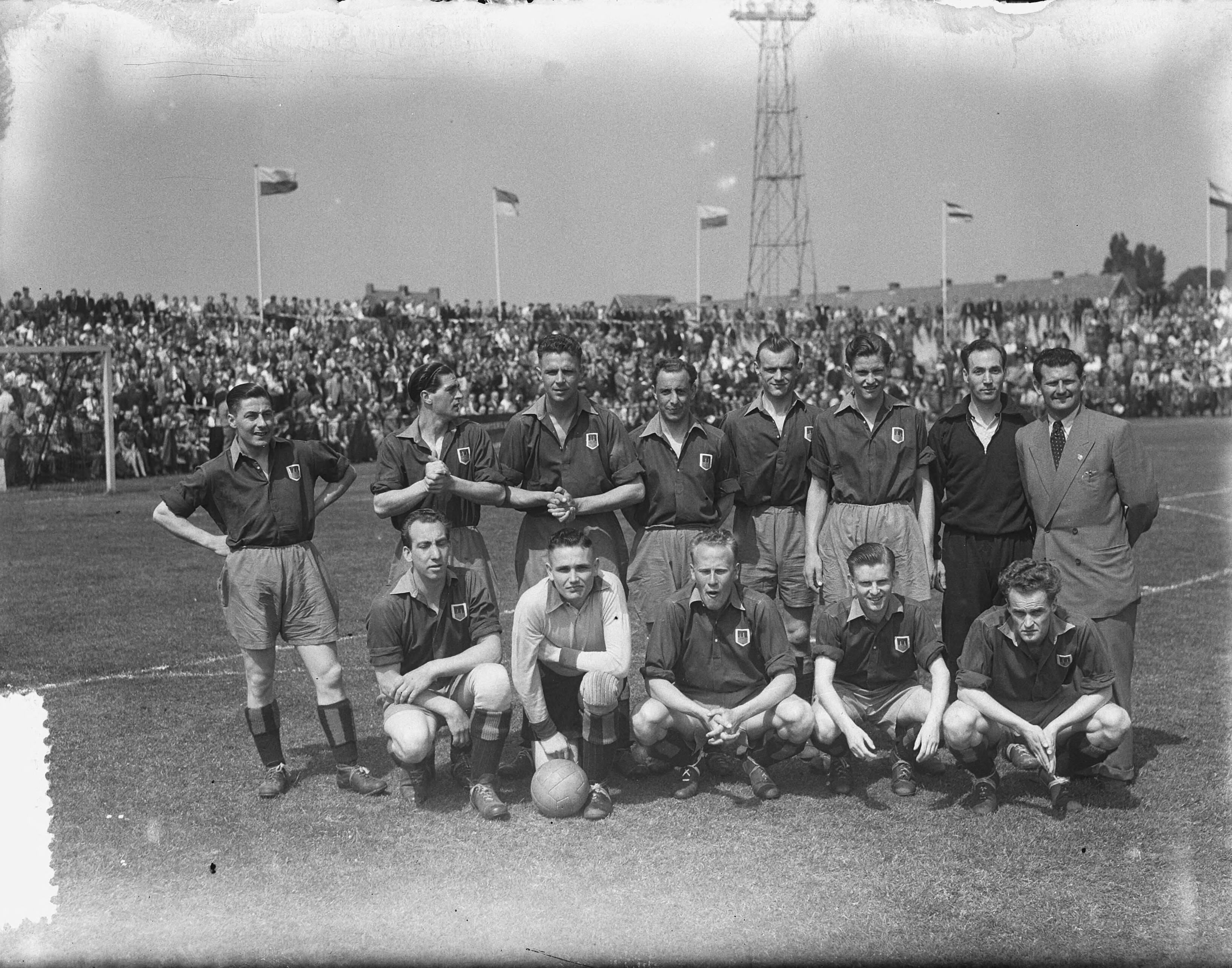 Fotocollectie Anefo — Voetbal. Nederlands kampioenschap. Haarlem-Willem II 2-3. Elftal van Haarlem — Foto: Behrens, Herbert F. / Anefo. Licentie: Set B: Rechtenvrij / Publiek Domein. Bron: Nationaal Archief. http://hdl.handle.net/10648/a8fa00b8-d0b4-102d-bcf8-003048976d84